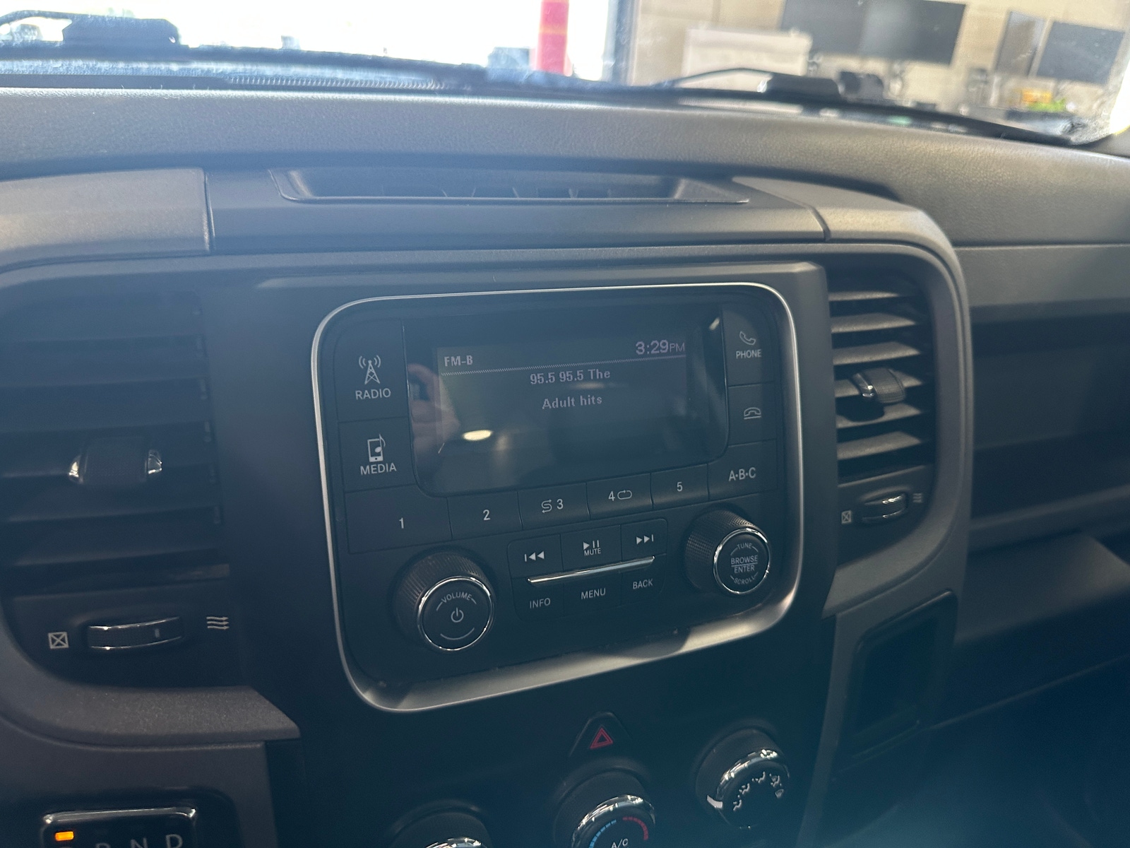 Thumbnail: 2020 RAM 1500 Classic - 3