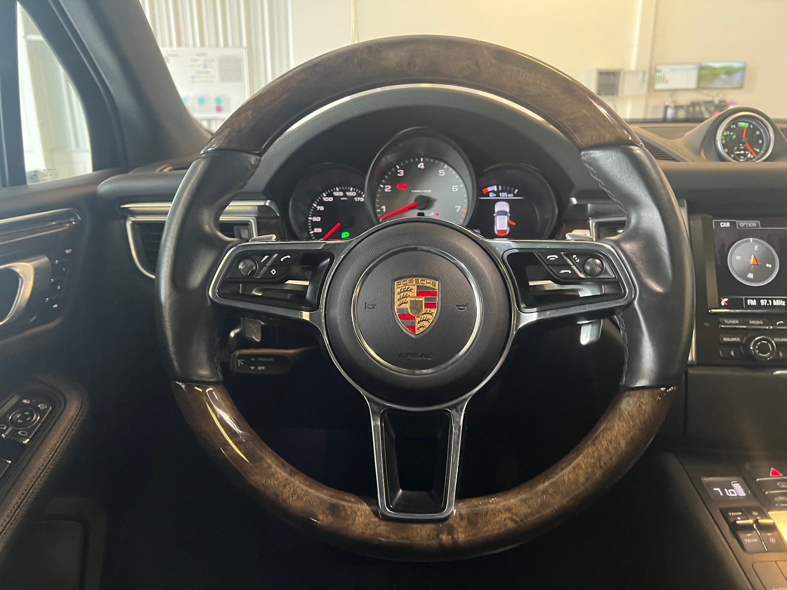 Thumbnail: 2015 Porsche Macan - 4