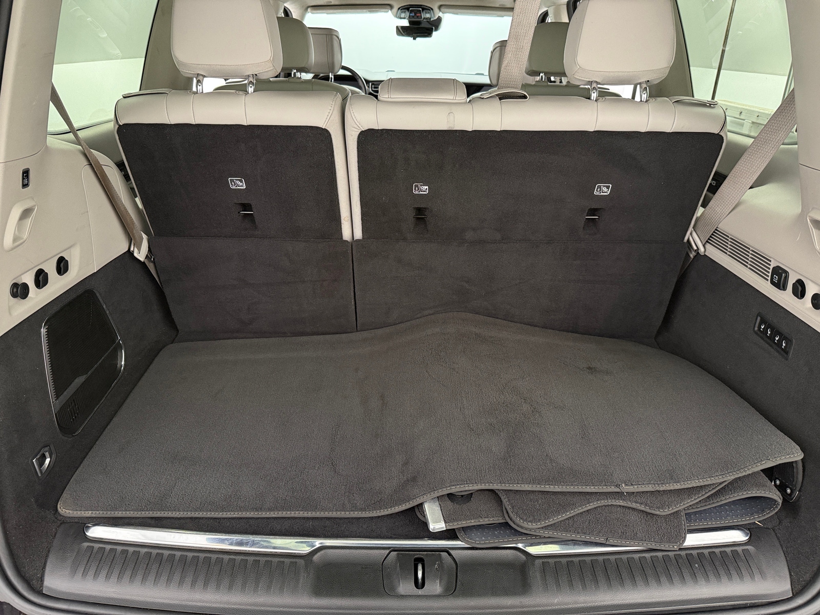 Thumbnail: 2023 Jeep Grand Wagoneer - 6