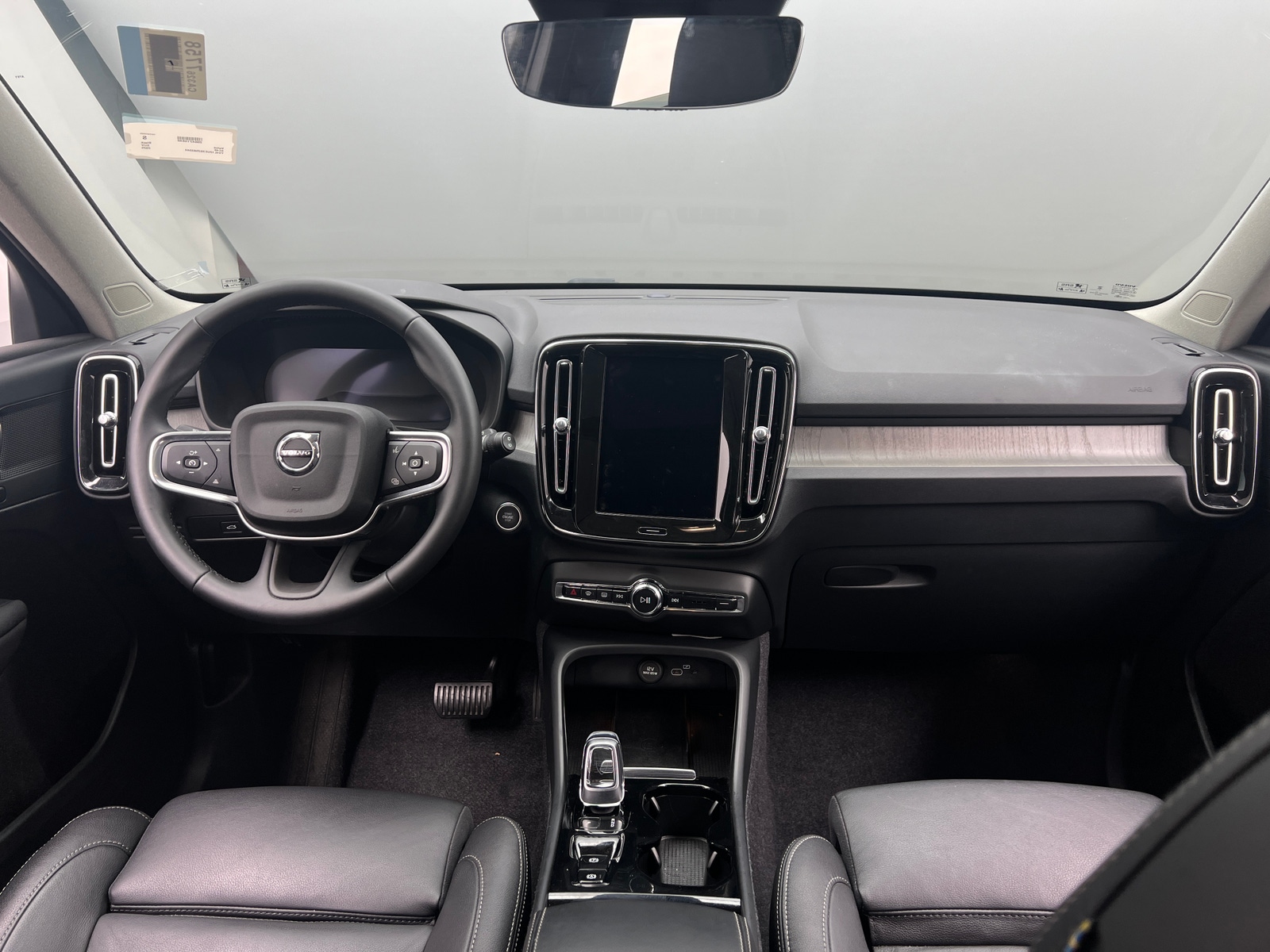 Thumbnail: 2025 Volvo XC40 - 2