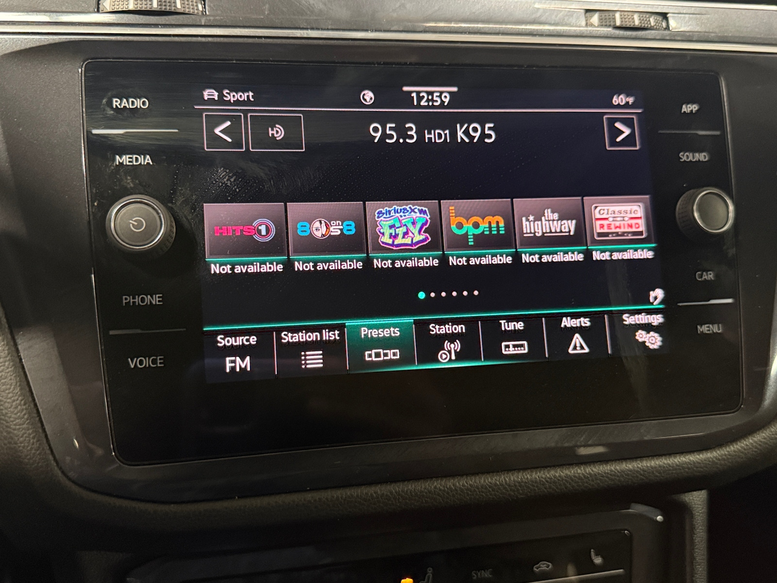 Thumbnail: 2022 Volkswagen Tiguan - 3