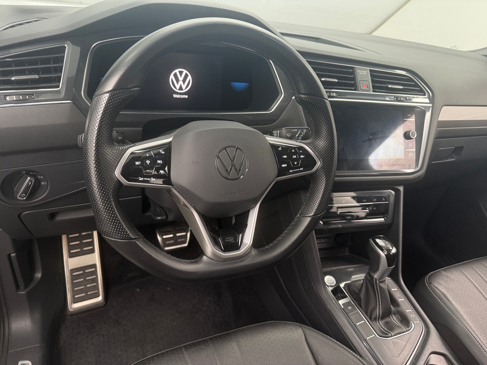 Thumbnail: 2023 Volkswagen Tiguan - 4