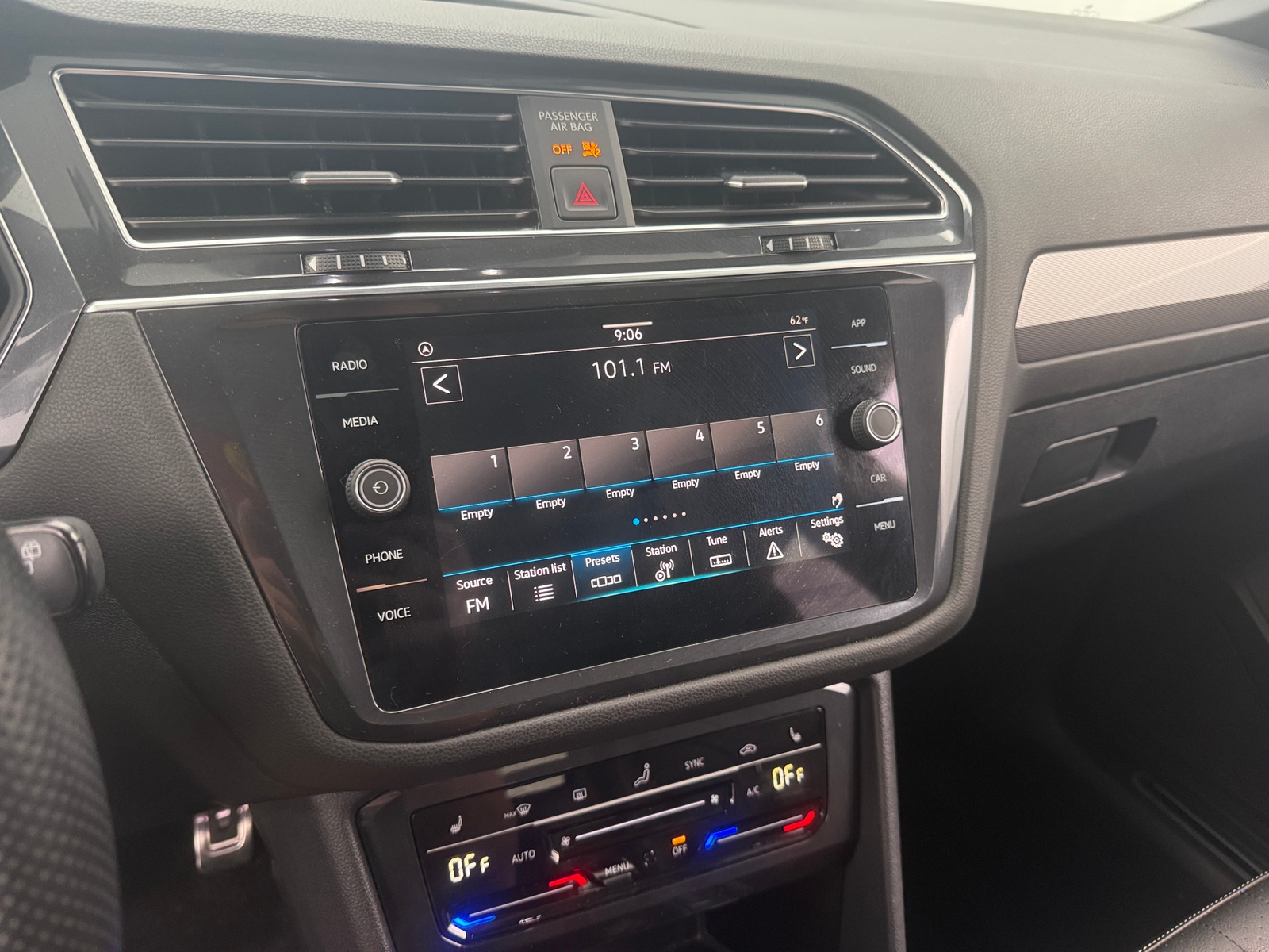 Thumbnail: 2023 Volkswagen Tiguan - 3