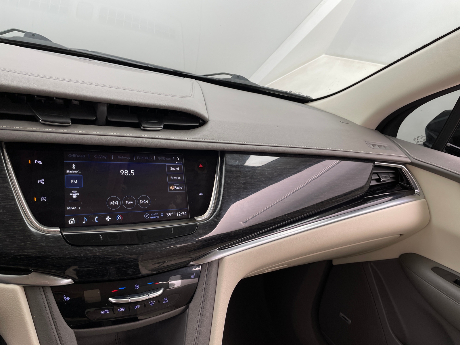 Thumbnail: 2021 Cadillac XT6 - 3