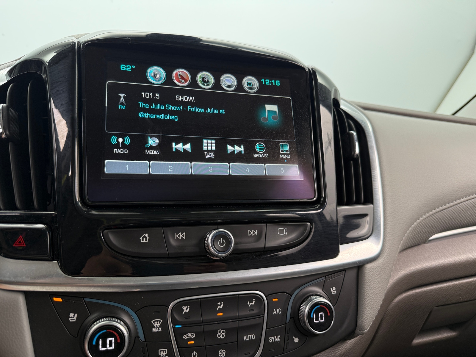 Thumbnail: 2019 Chevrolet Traverse - 3