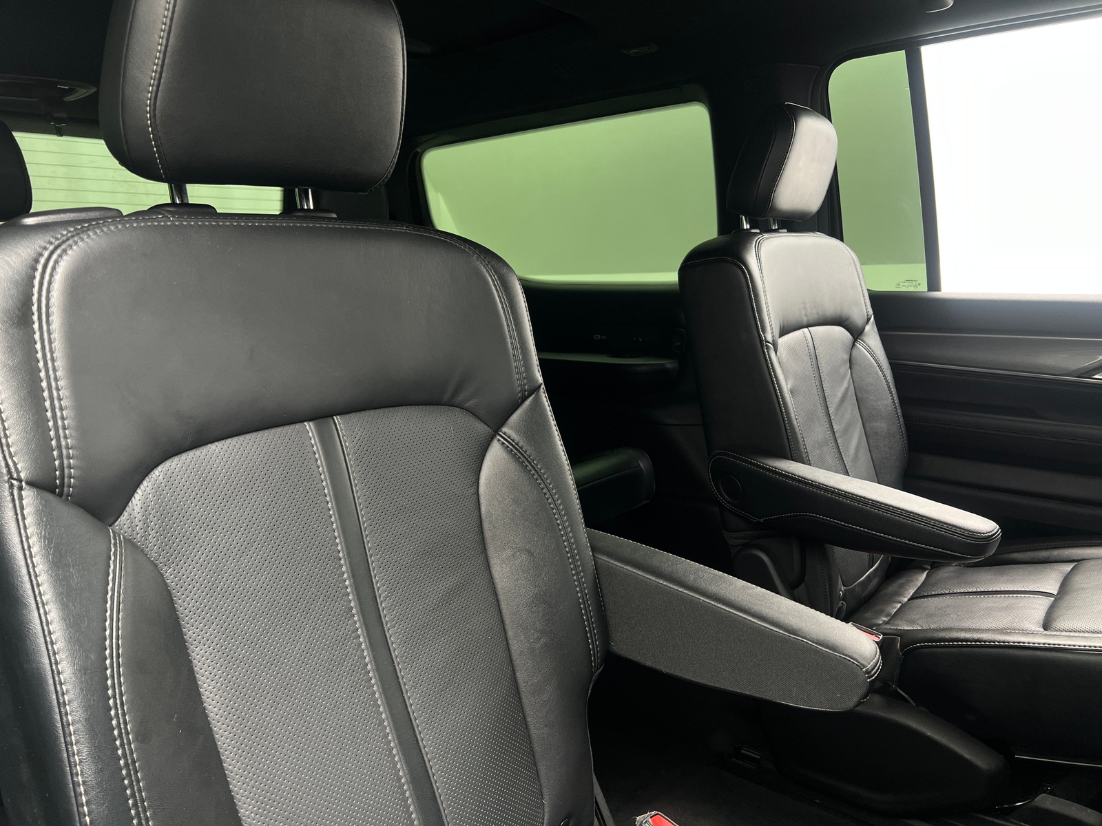 Thumbnail: 2022 Jeep Wagoneer - 5