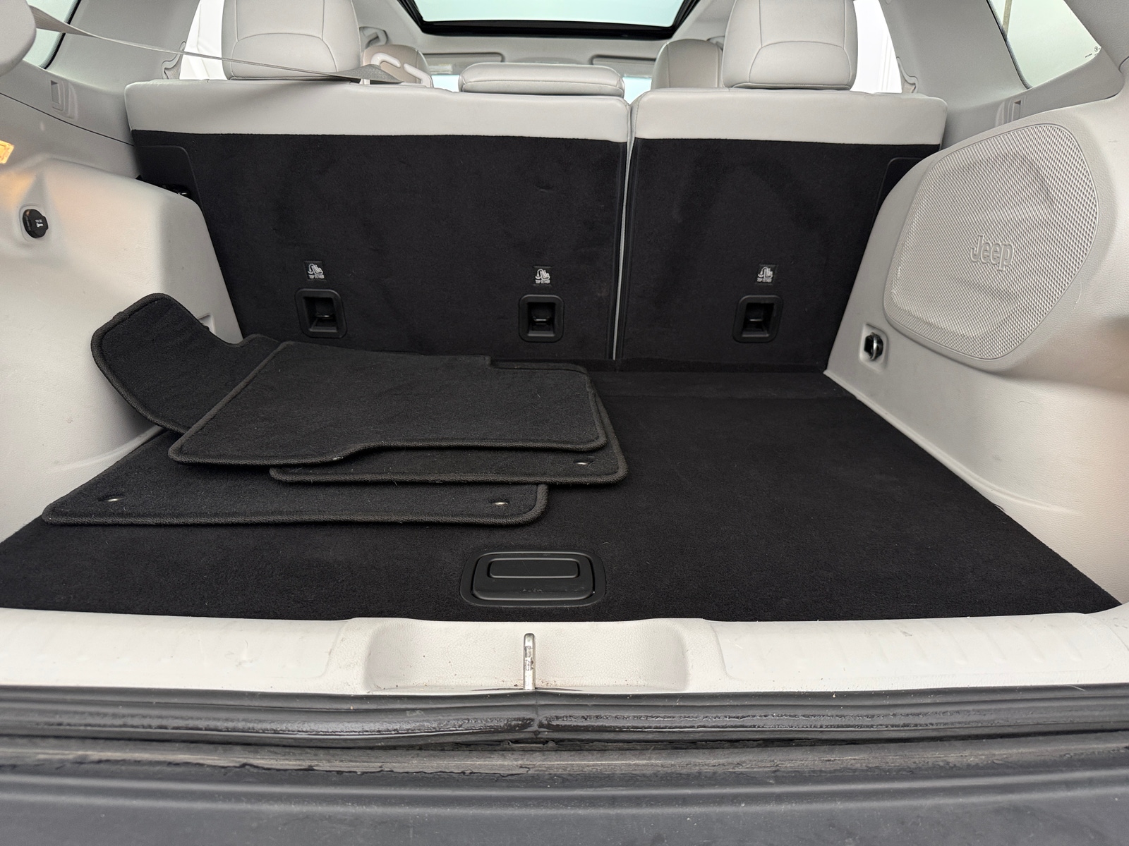 Thumbnail: 2019 Jeep Cherokee - 6