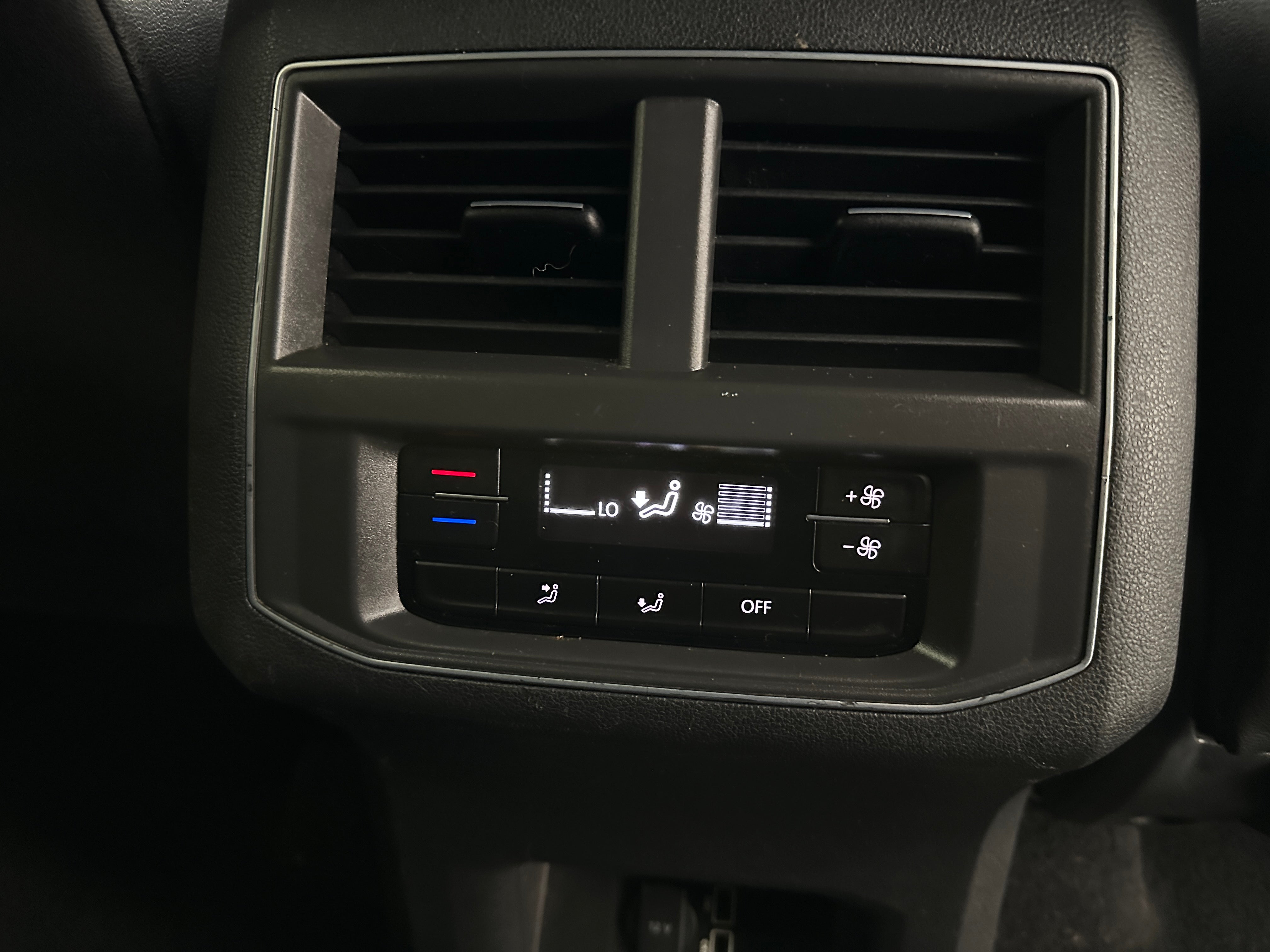 Used 2018 Volkswagen Atlas SE with VIN 1V2CR2CA0JC526971 for sale in Eagan, Minnesota