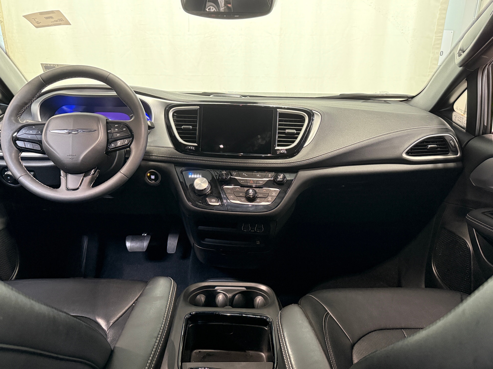 Thumbnail: 2022 Chrysler Pacifica - 3