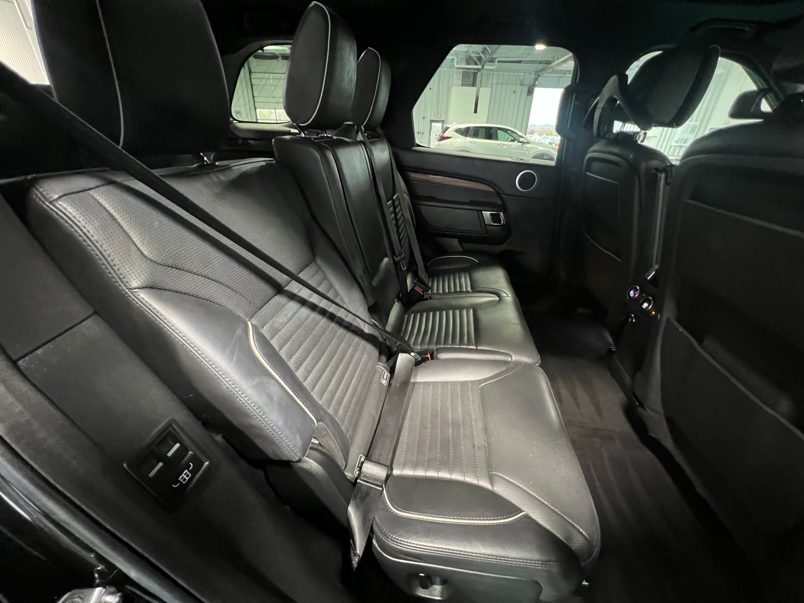 Thumbnail: 2019 Land Rover Discovery - 5