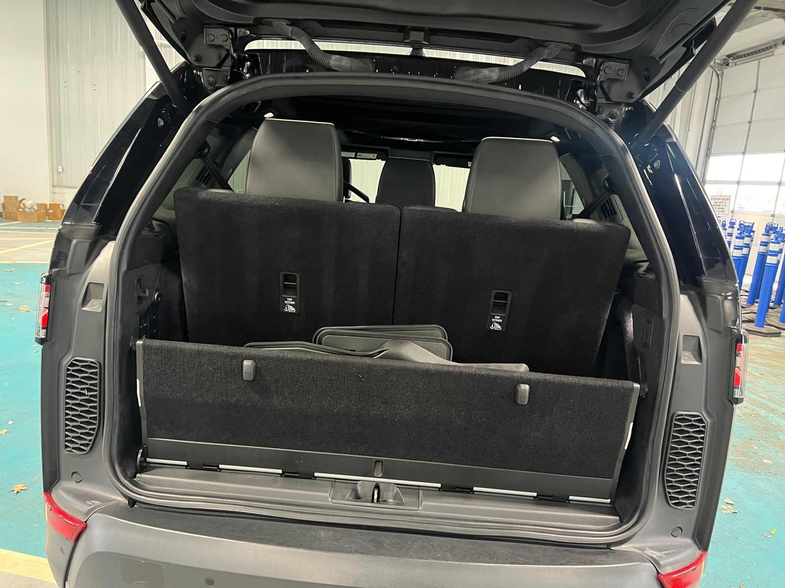 Thumbnail: 2019 Land Rover Discovery - 6