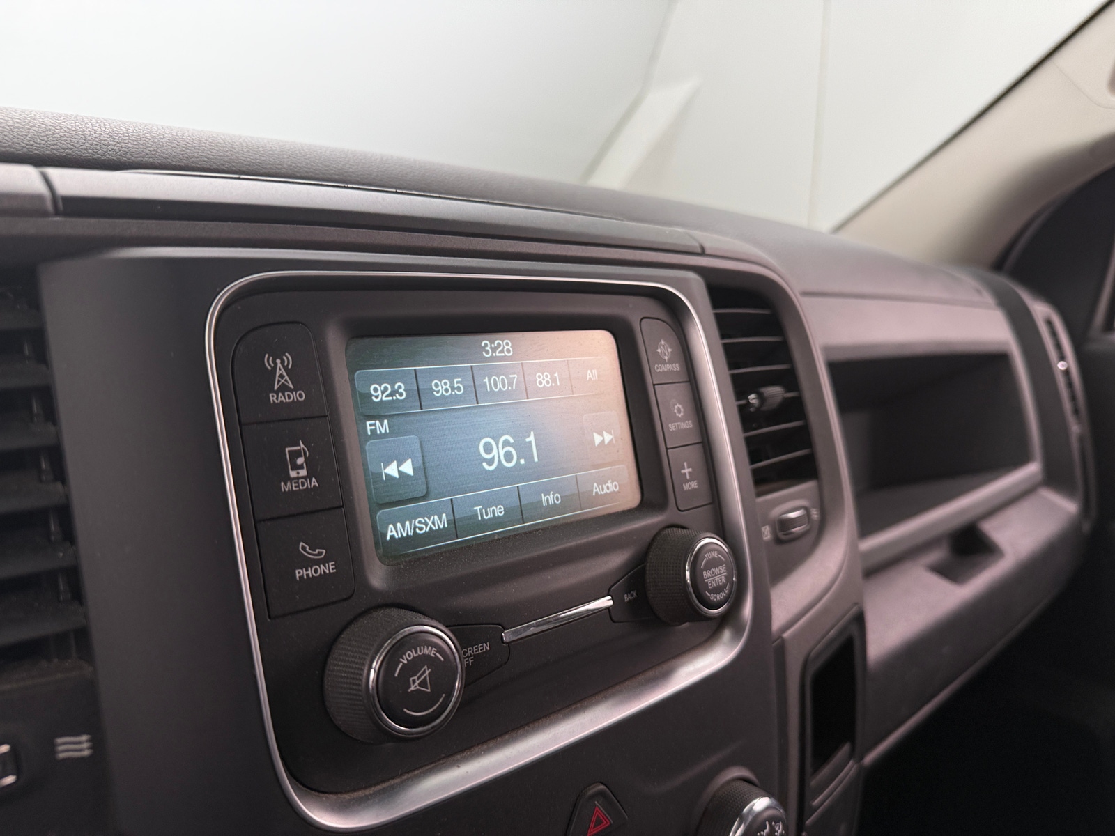 Thumbnail: 2019 RAM 1500 Classic - 4