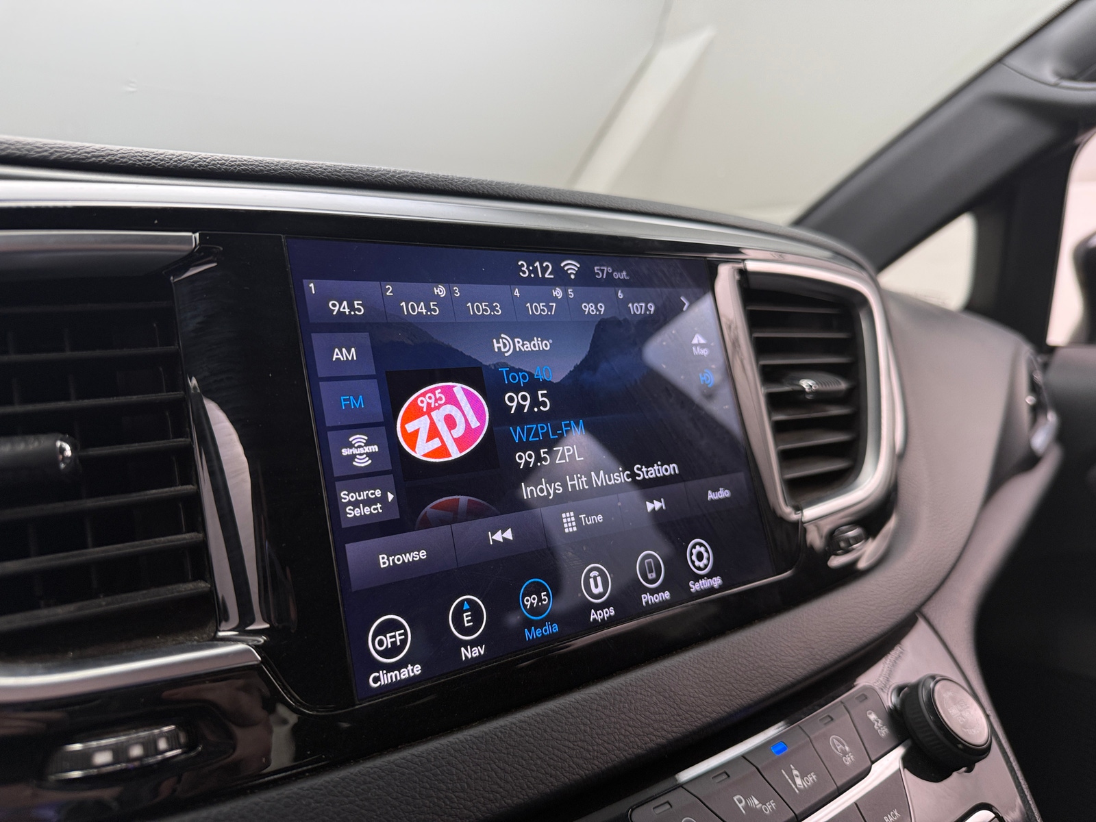 Thumbnail: 2018 Chrysler Pacifica - 4