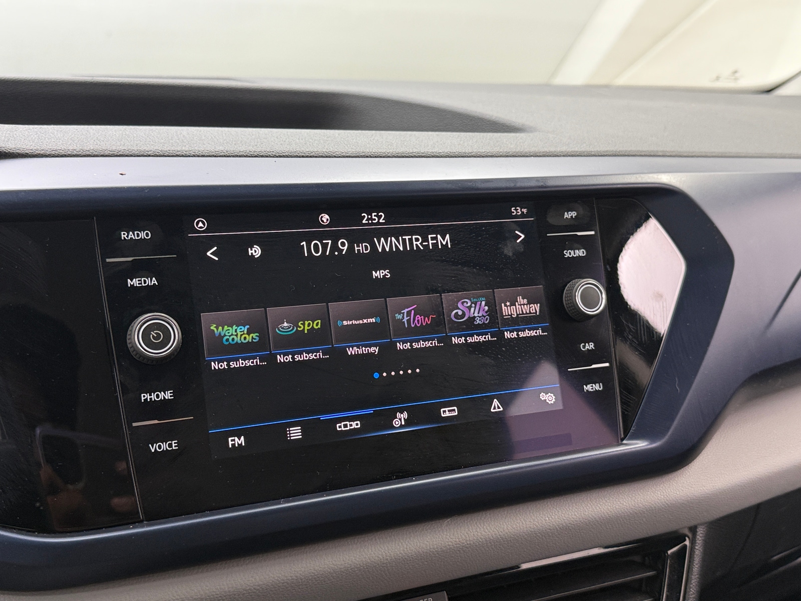 Thumbnail: 2022 Volkswagen Taos - 4