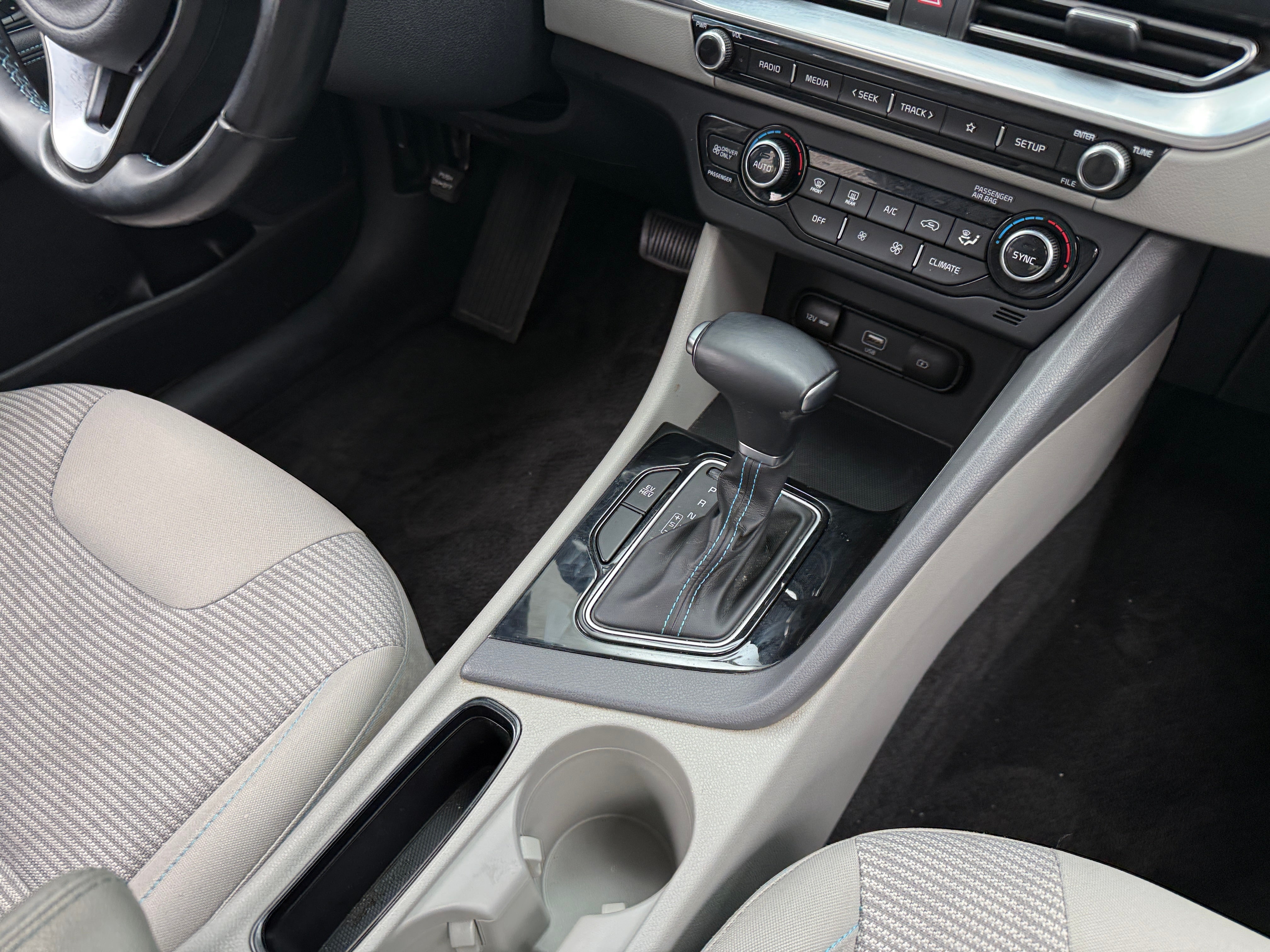 Used 2020 Kia Niro LXS with VIN KNDCM3LDXL5452675 for sale in Oak Creek, WI