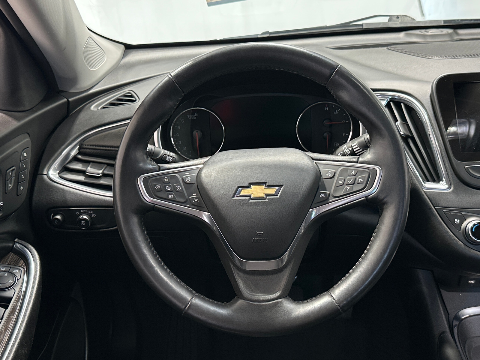 Thumbnail: 2022 Chevrolet Malibu - 4