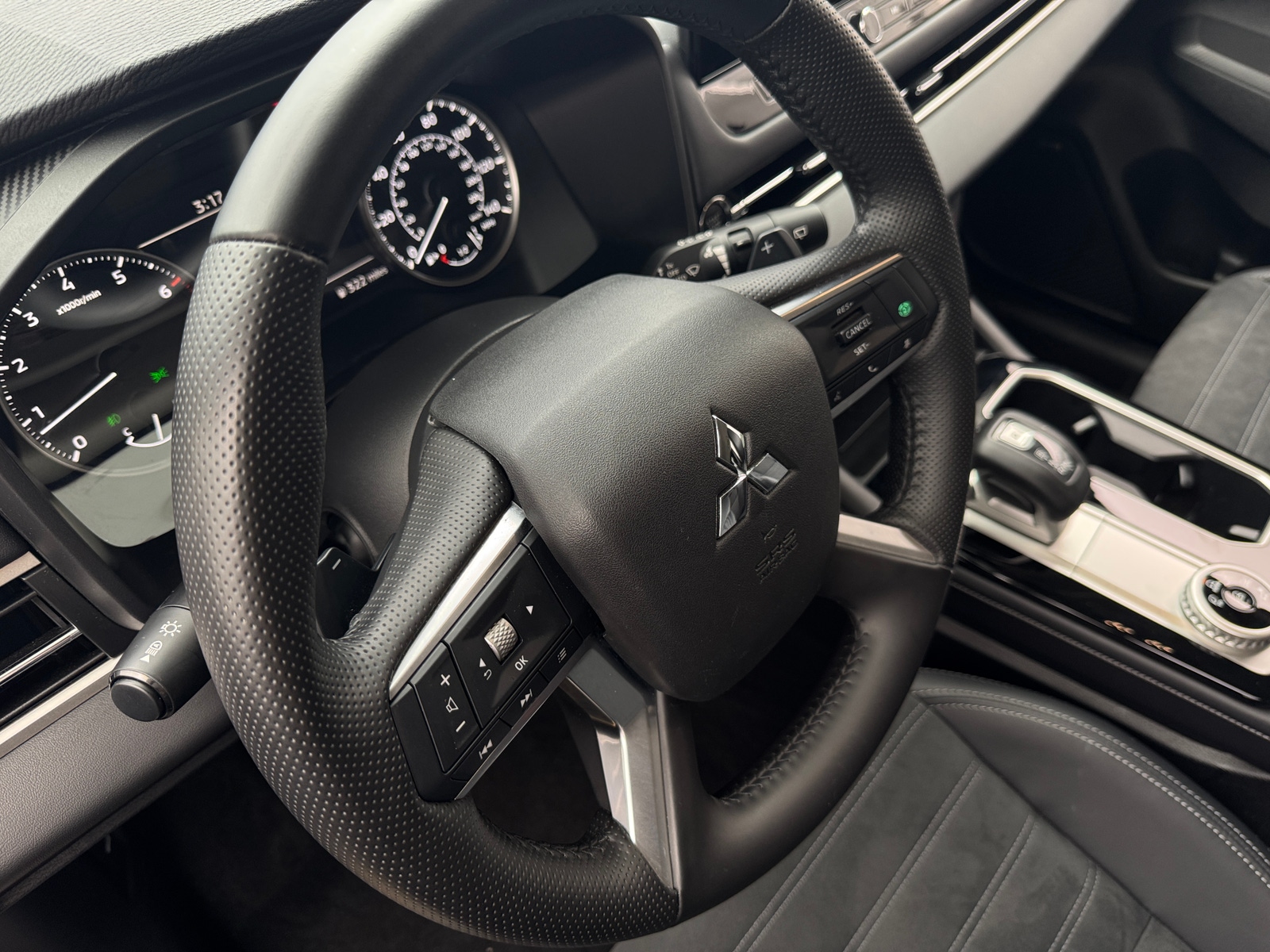 Thumbnail: 2025 Mitsubishi Outlander - 4