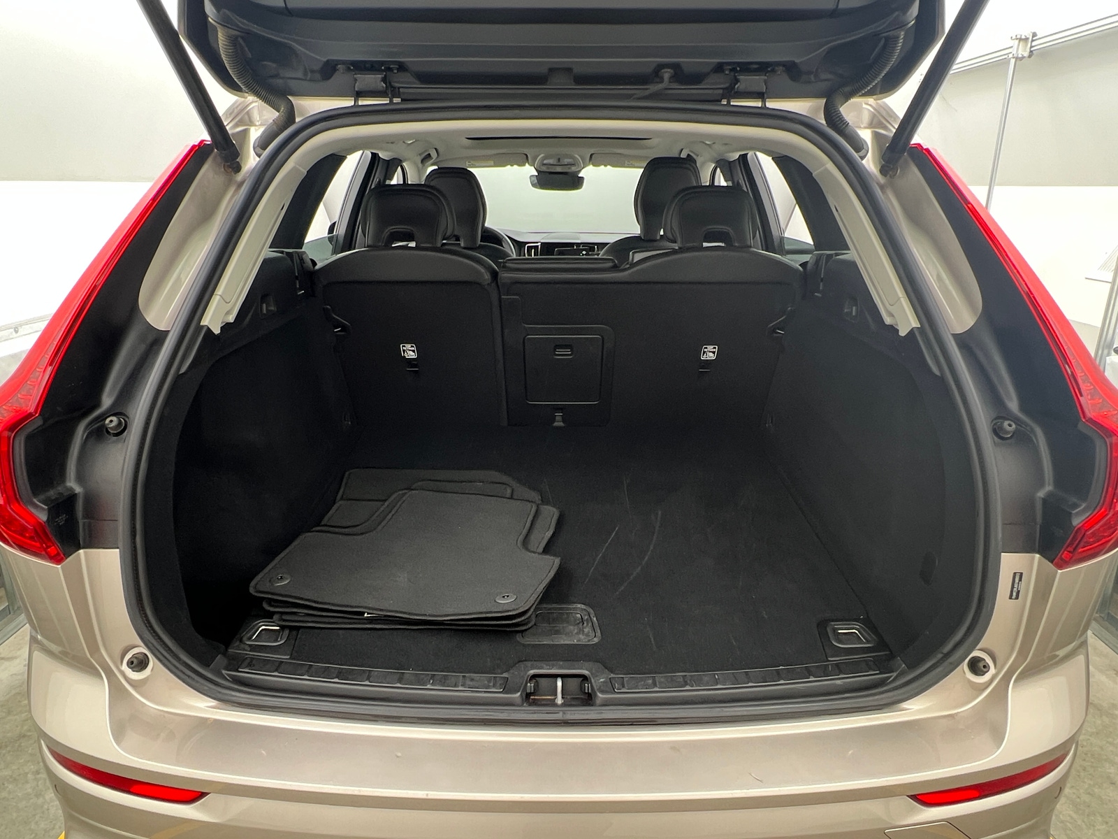 Thumbnail: 2025 Volvo XC60 - 7