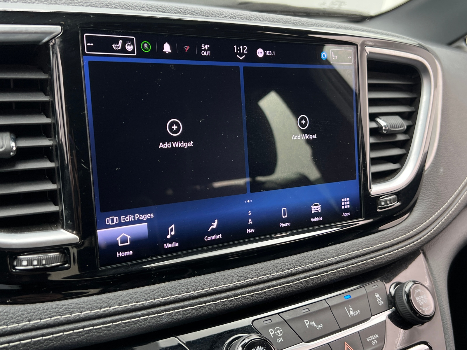 Thumbnail: 2022 Chrysler Pacifica - 3