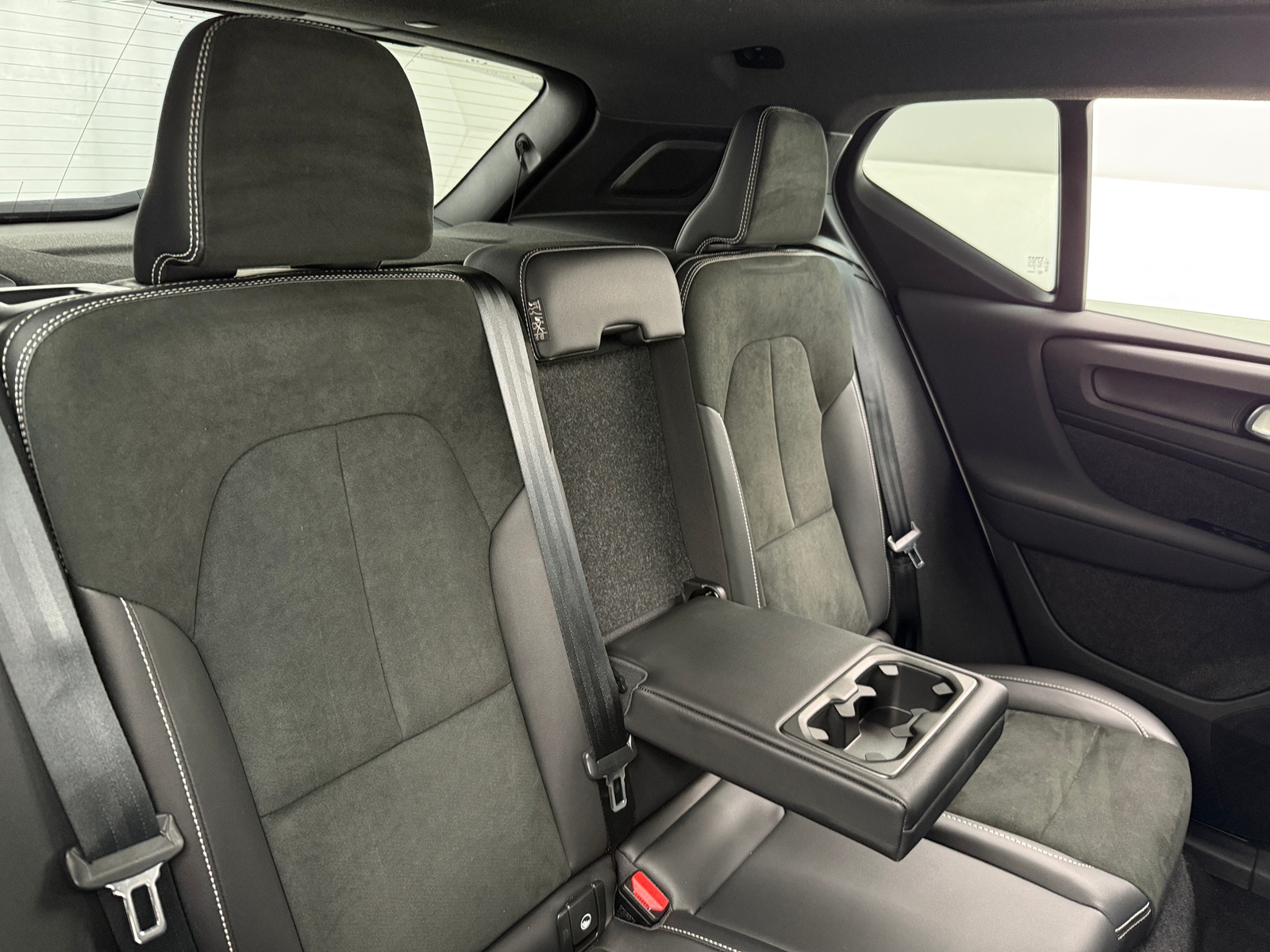 Thumbnail: 2022 Volvo XC40 - 5