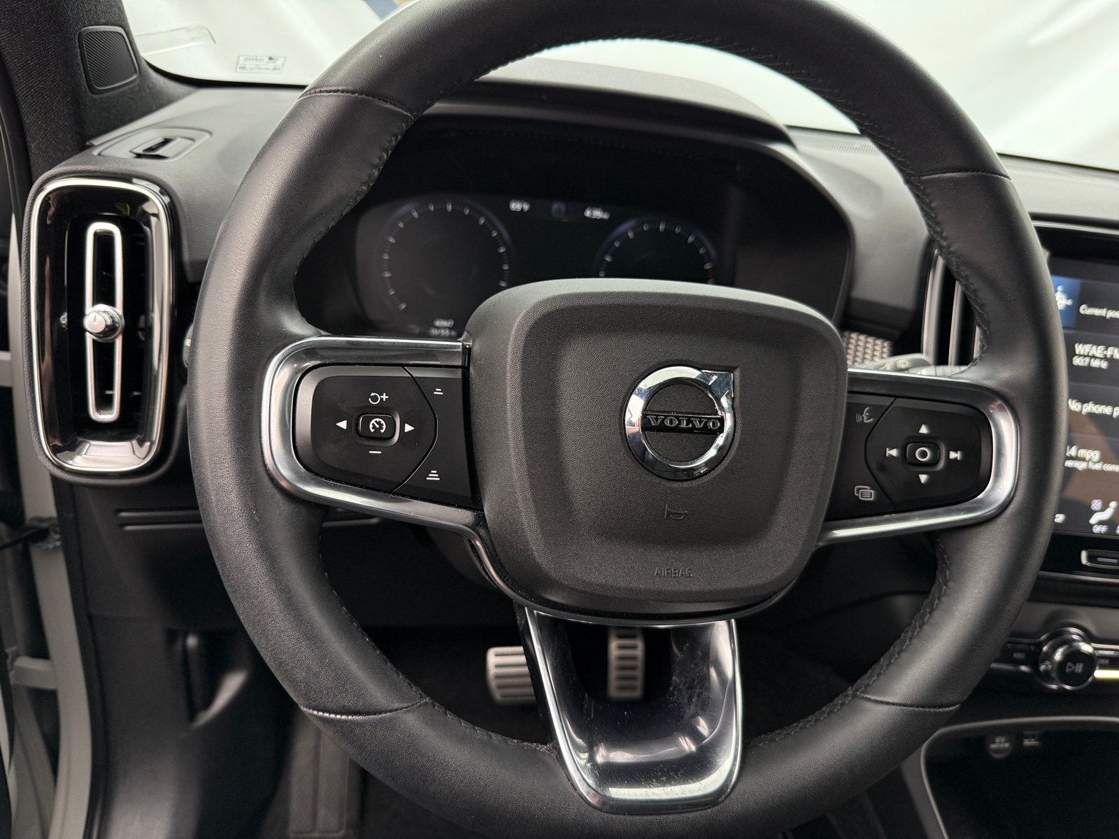 Thumbnail: 2022 Volvo XC40 - 4