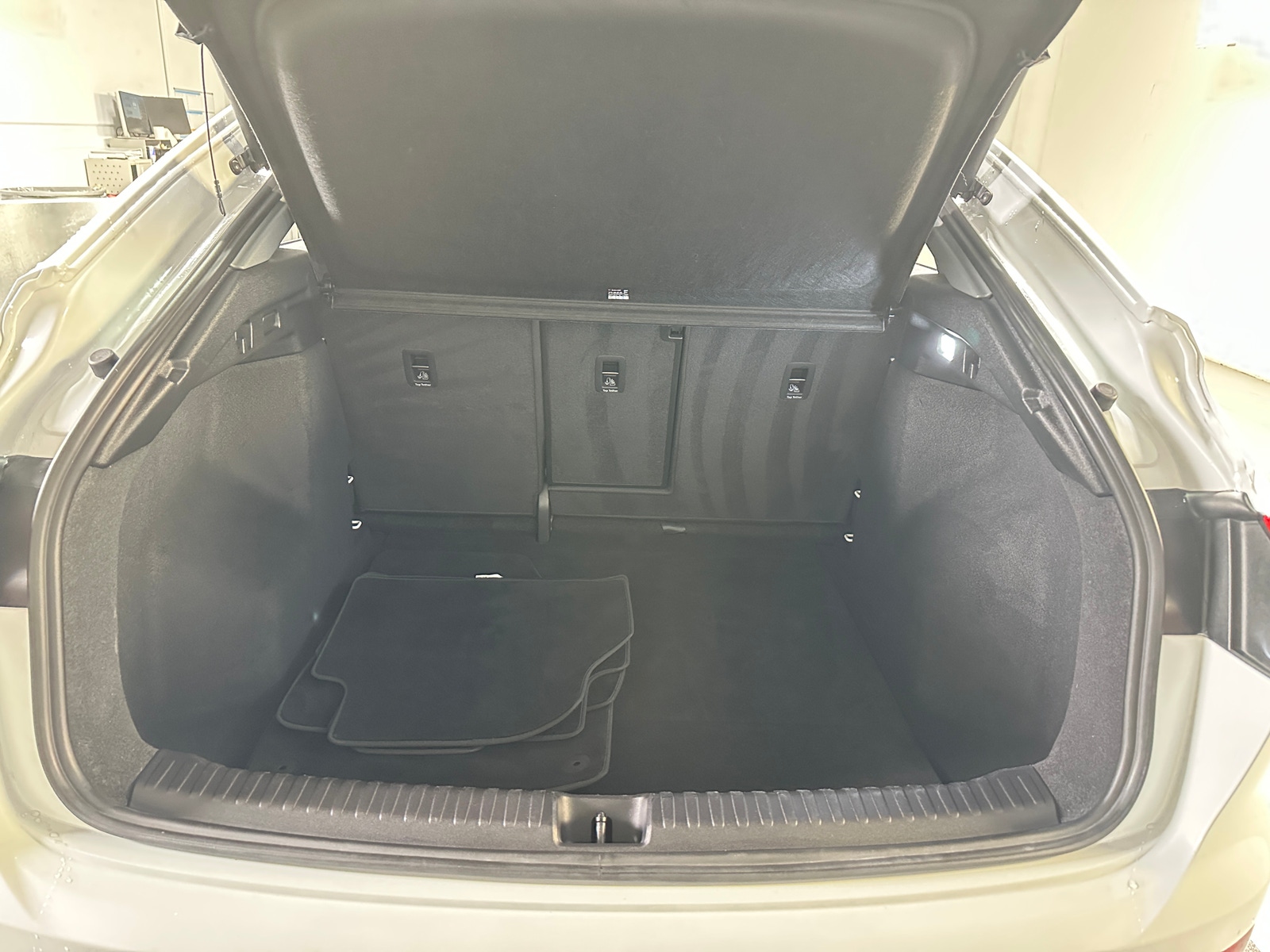 Thumbnail: 2023 Audi Q4 e-tron - 6