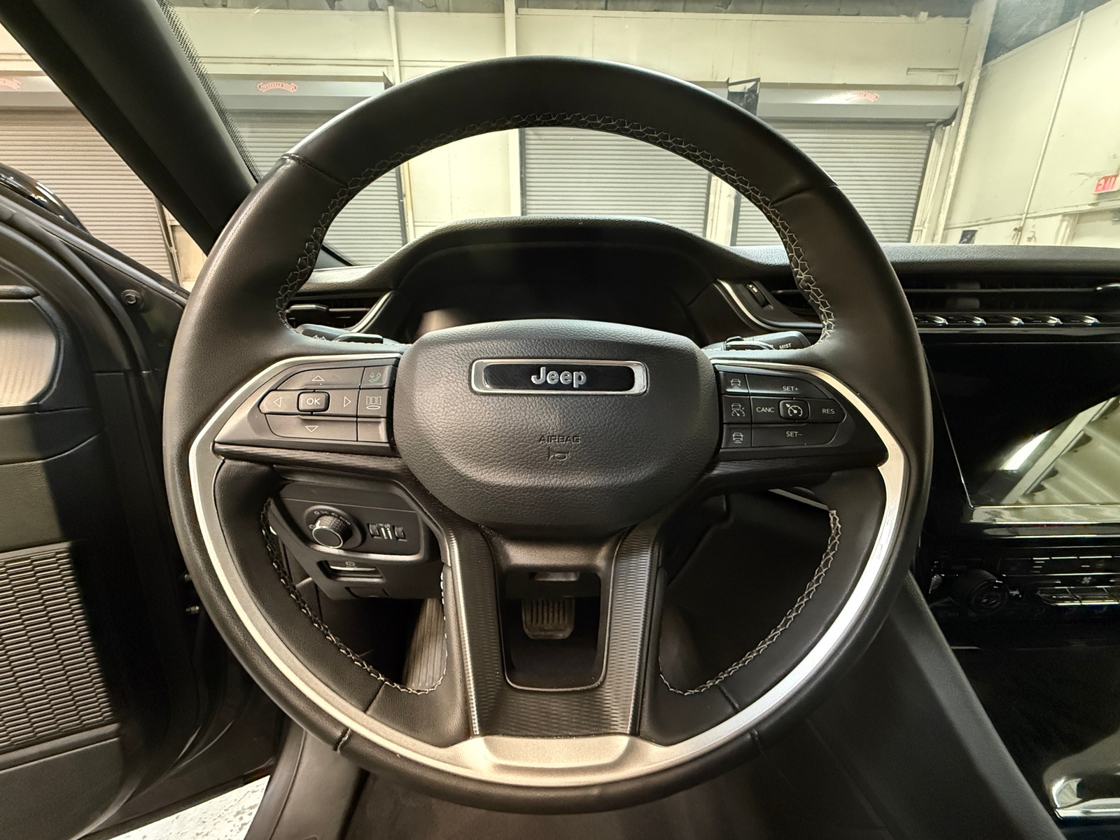 Thumbnail: 2023 Jeep Grand Cherokee L - 4