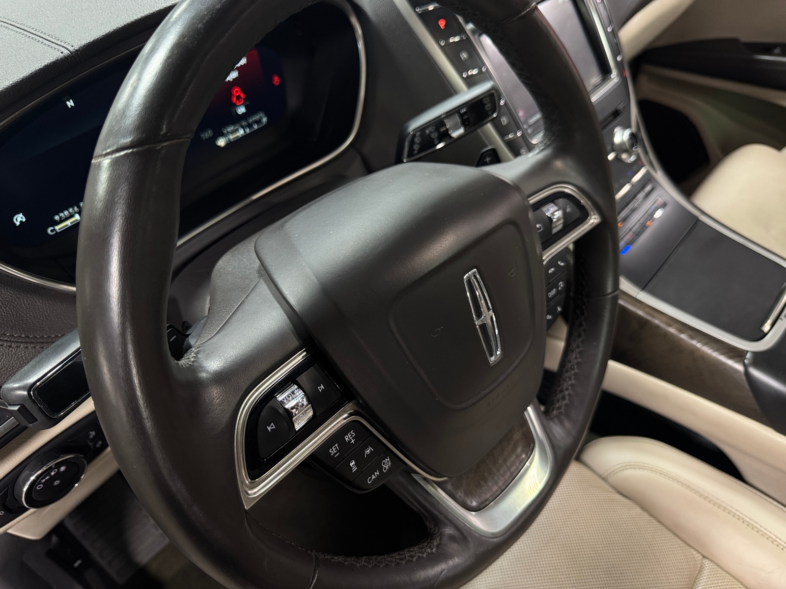 Thumbnail: 2019 Lincoln Nautilus - 4