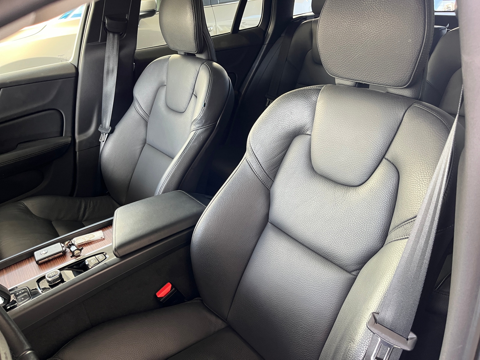 Thumbnail: 2025 Volvo V60 - 2