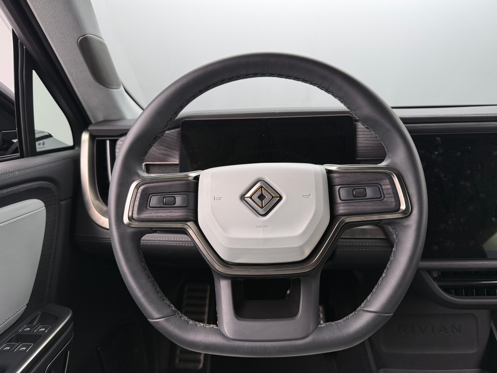 Thumbnail: 2024 Rivian R1S - 4