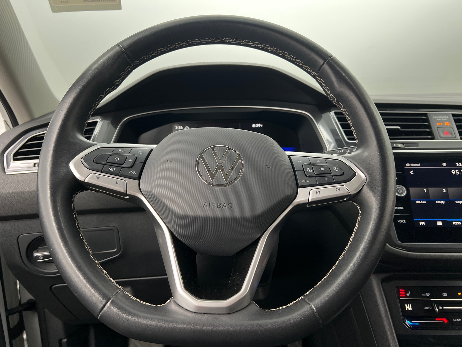 Thumbnail: 2024 Volkswagen Tiguan - 4