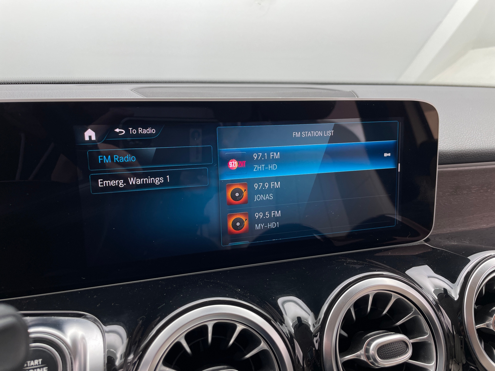 Thumbnail: 2020 Mercedes-Benz GLB - 3