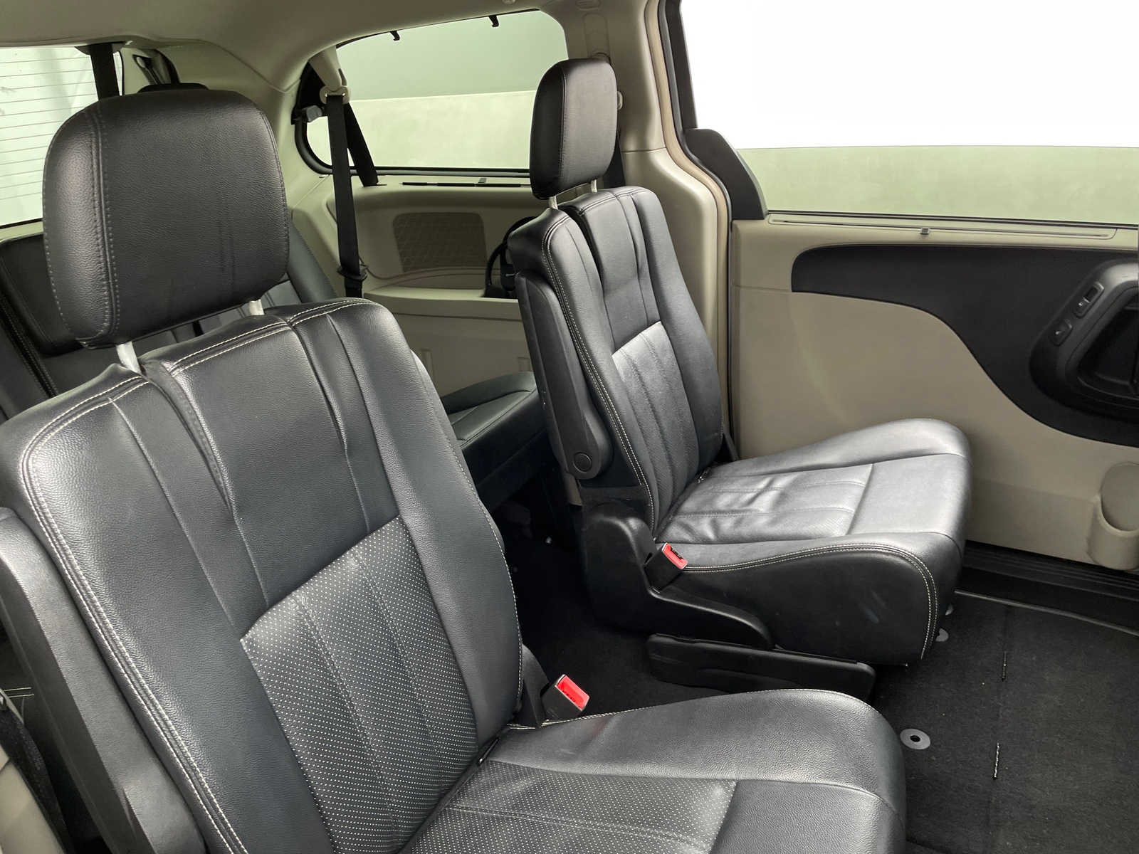 Thumbnail: 2016 Chrysler Town & Country - 5