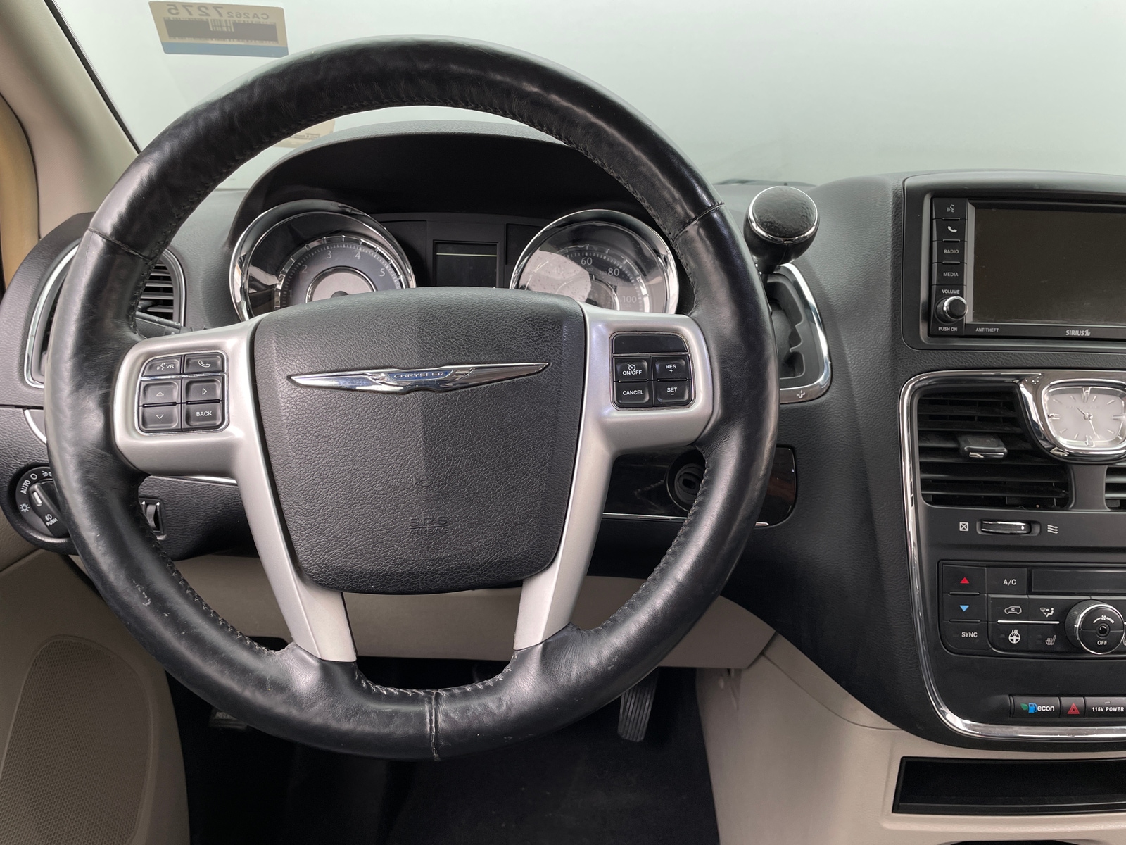 Thumbnail: 2016 Chrysler Town & Country - 4