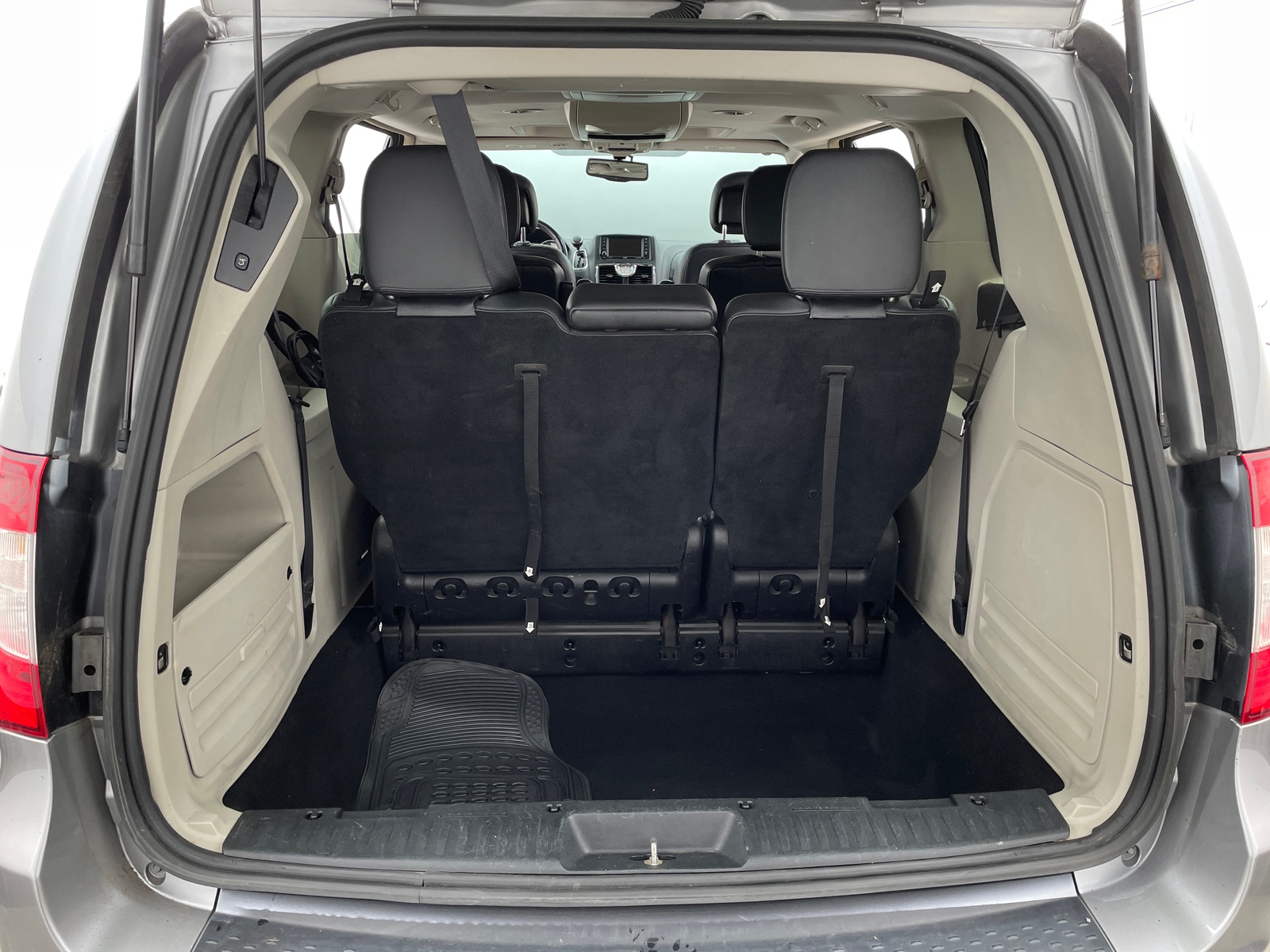 Thumbnail: 2016 Chrysler Town & Country - 6