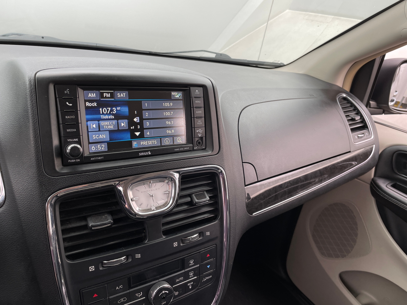 Thumbnail: 2016 Chrysler Town & Country - 3