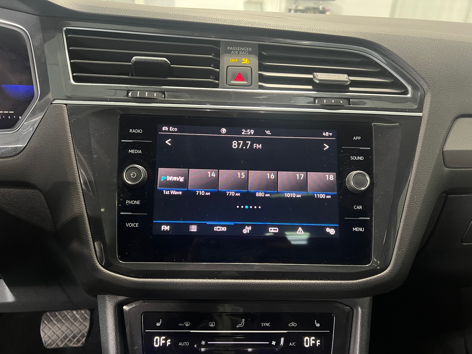 Thumbnail: 2022 Volkswagen Tiguan - 4