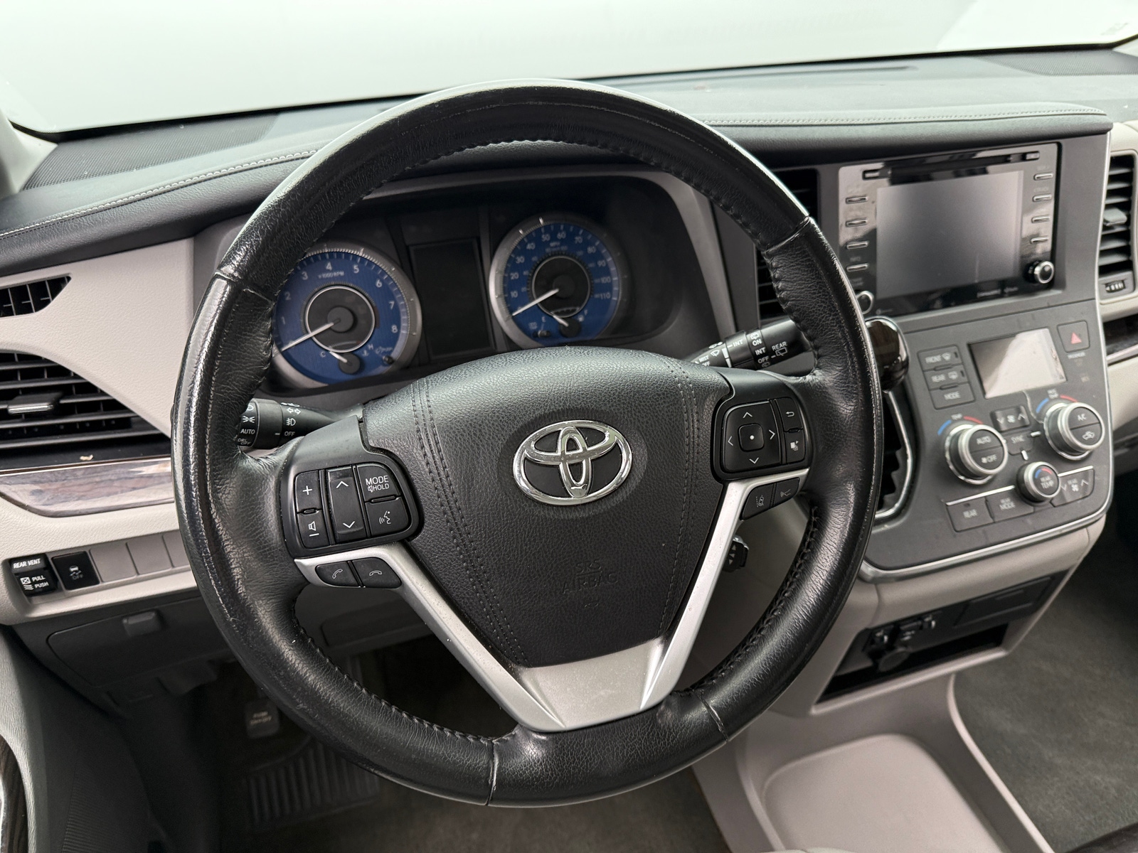 Thumbnail: 2018 Toyota Sienna - 4