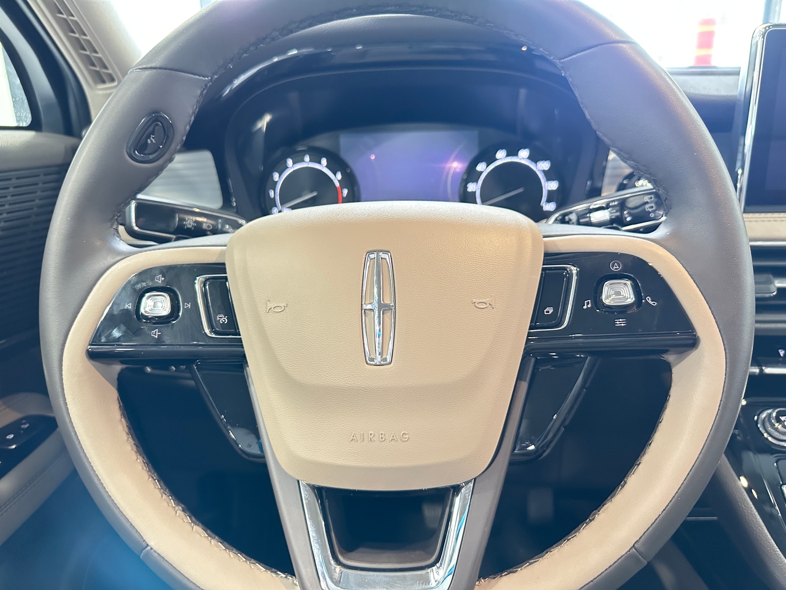 Thumbnail: 2022 Lincoln Corsair - 4