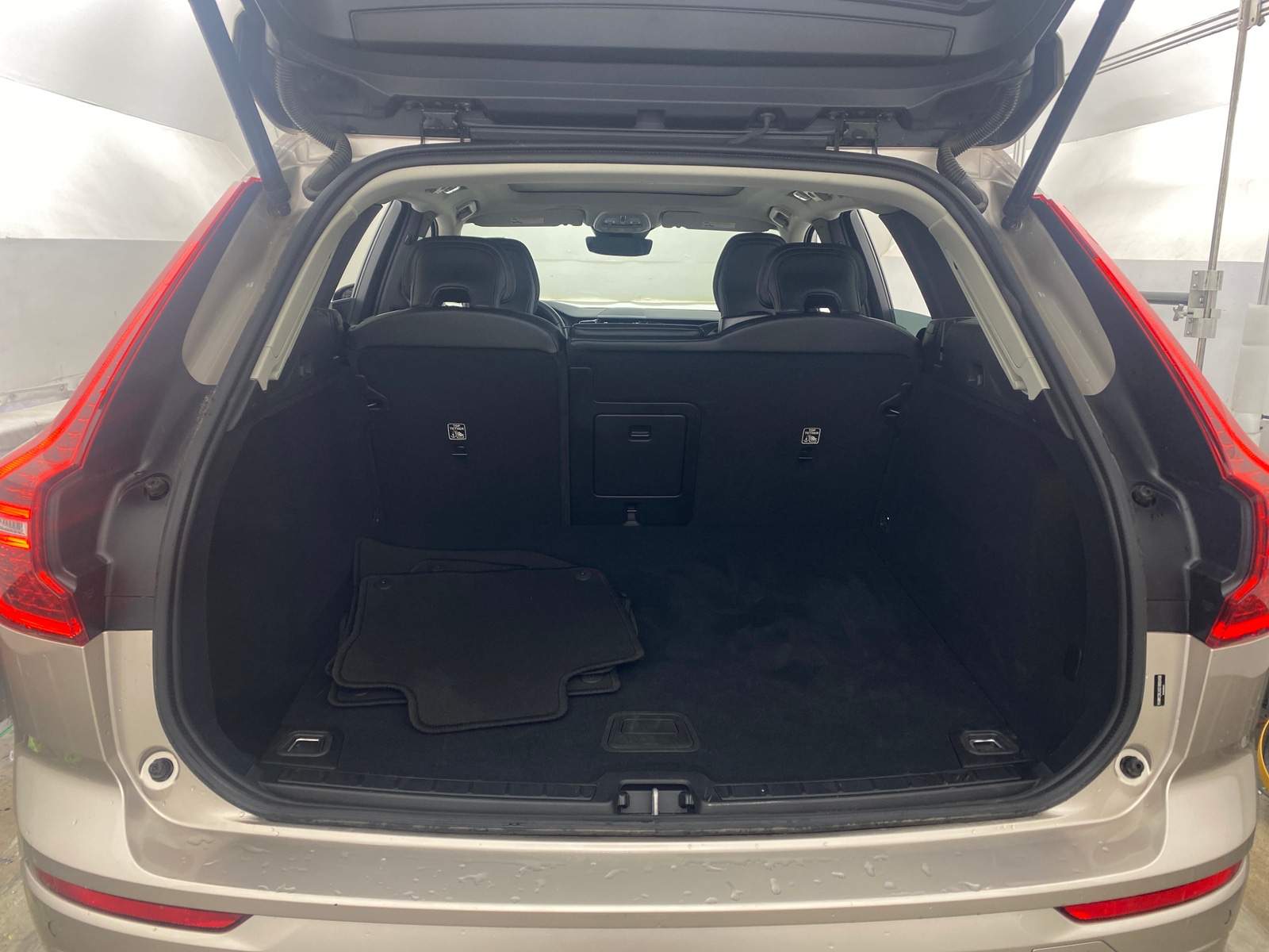 Thumbnail: 2025 Volvo XC60 - 6