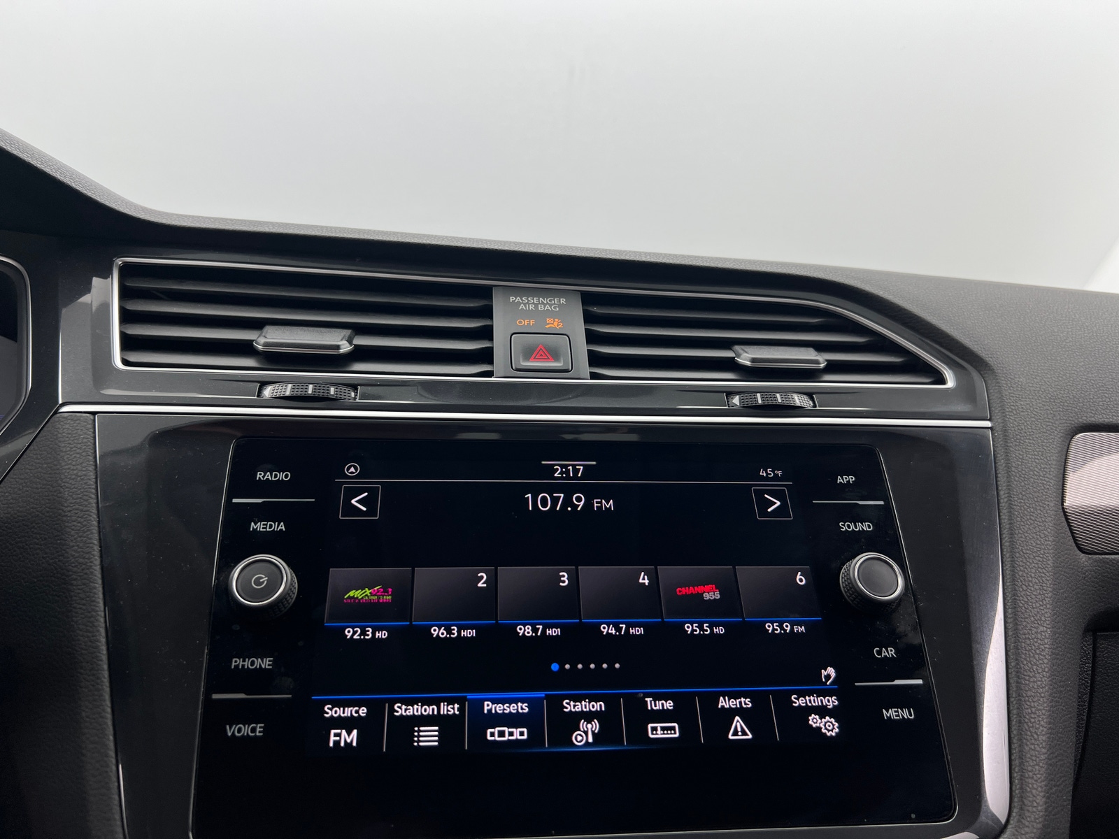 Thumbnail: 2024 Volkswagen Tiguan - 3