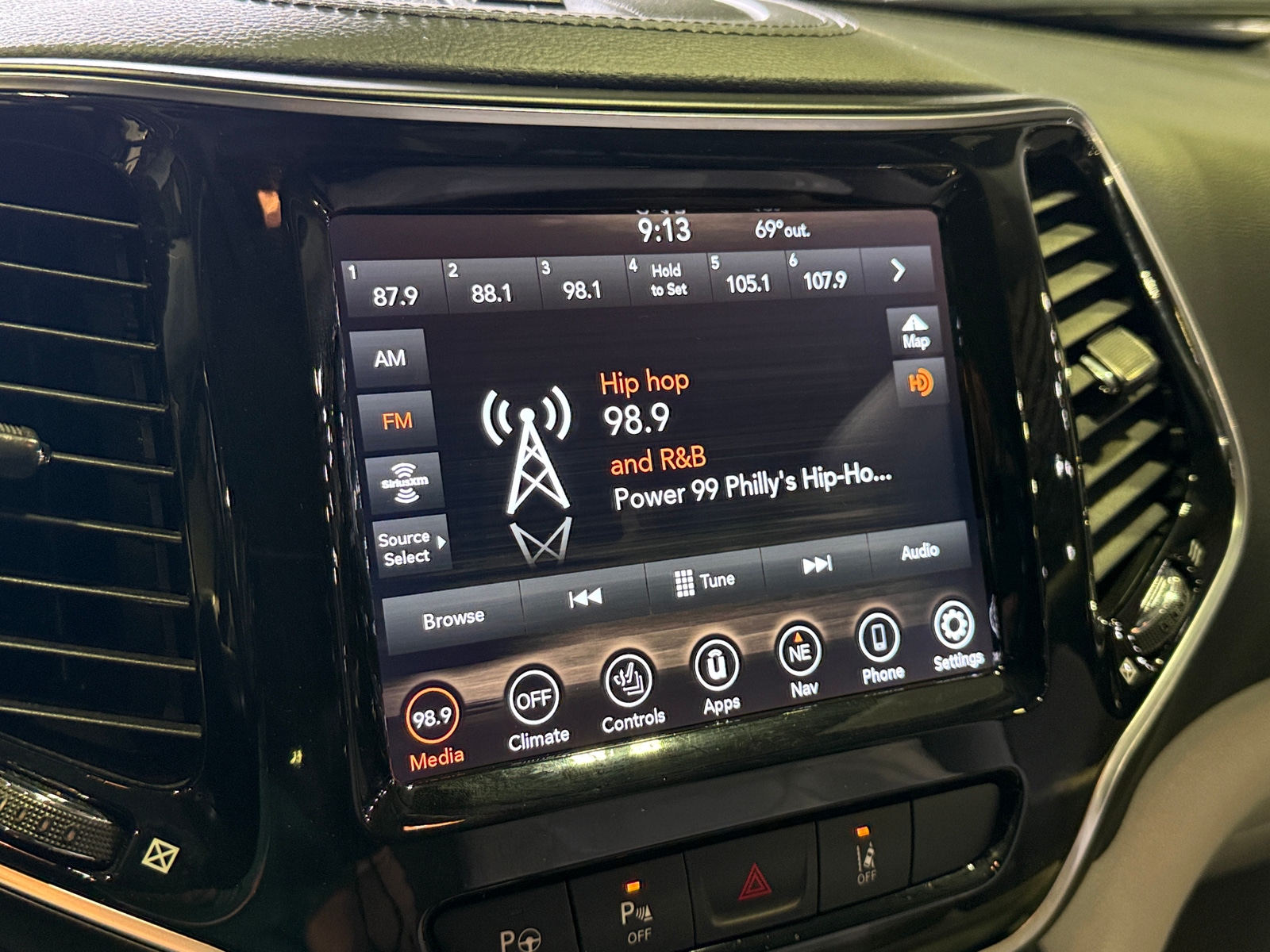 Thumbnail: 2021 Jeep Cherokee - 3