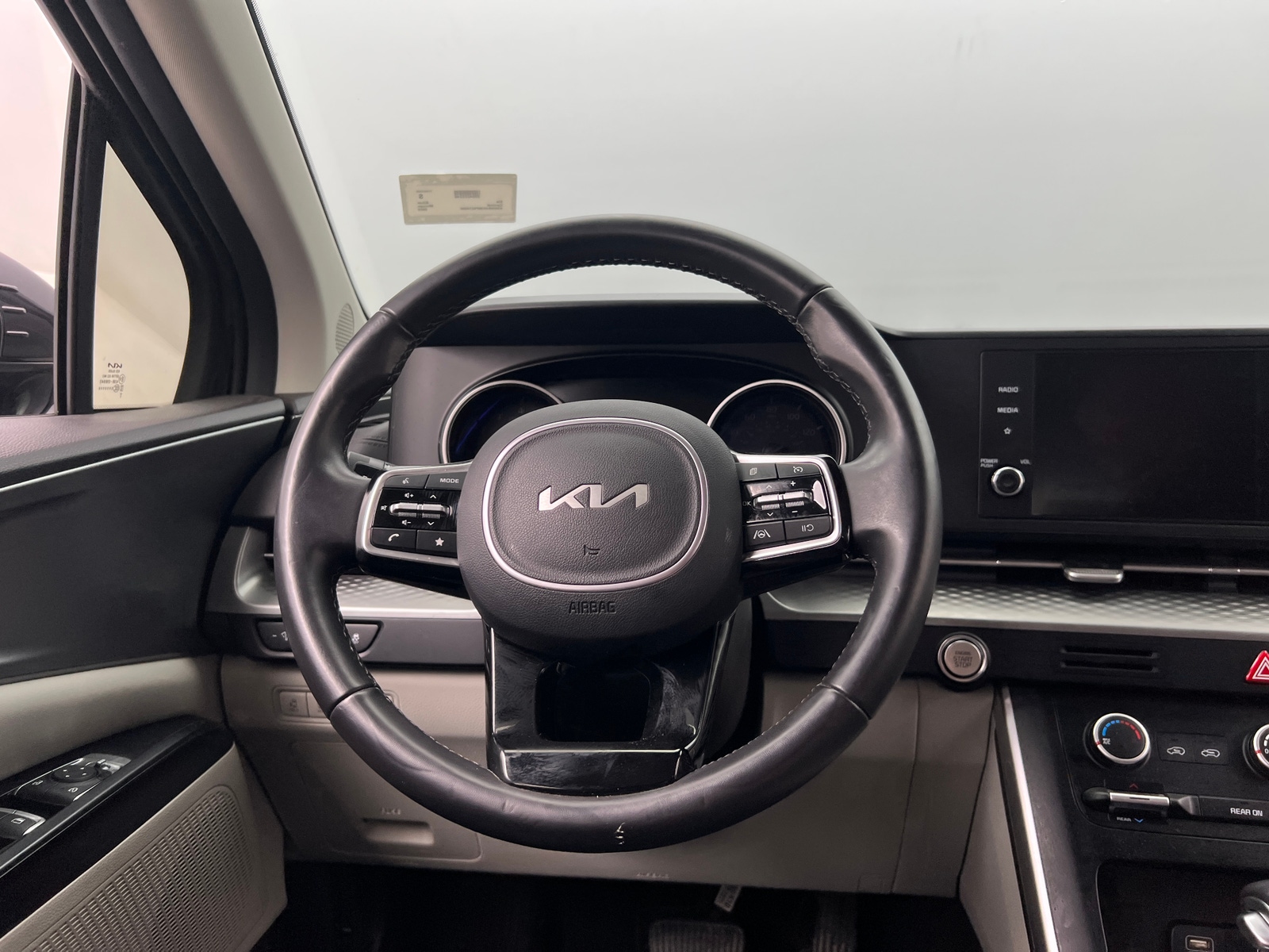 Thumbnail: 2023 Kia Carnival - 4