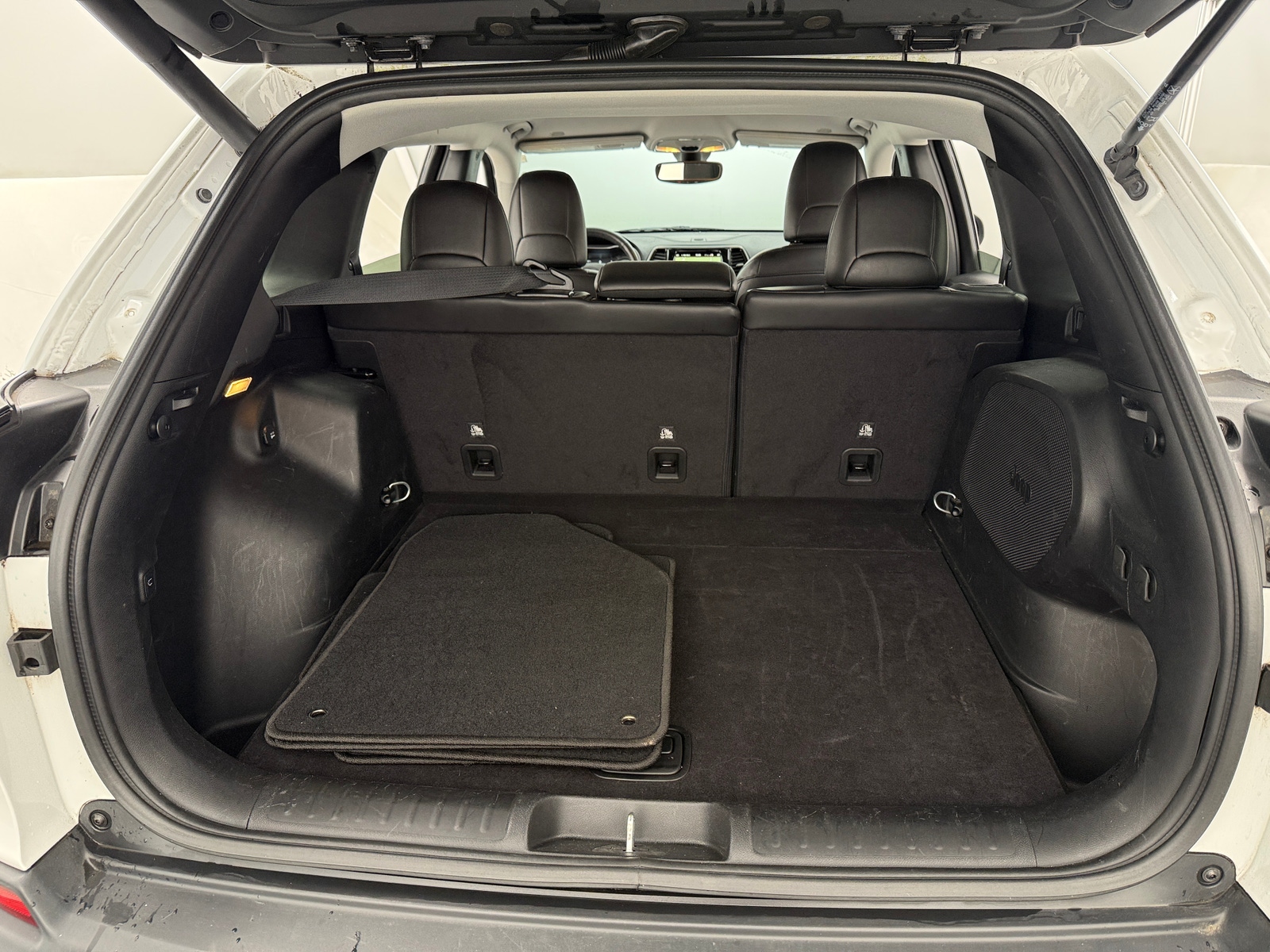 Thumbnail: 2019 Jeep Cherokee - 6