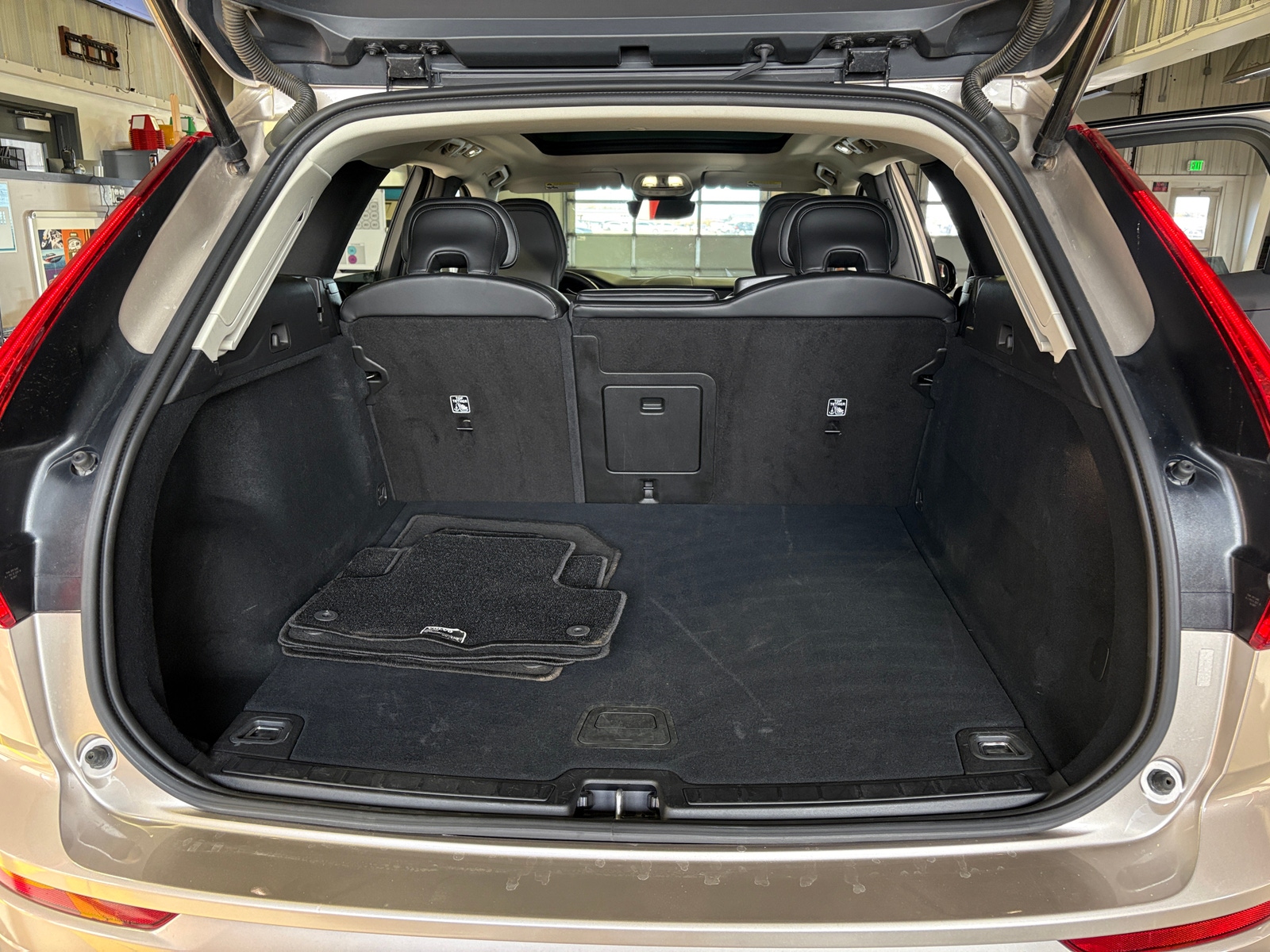 Thumbnail: 2025 Volvo XC60 - 6