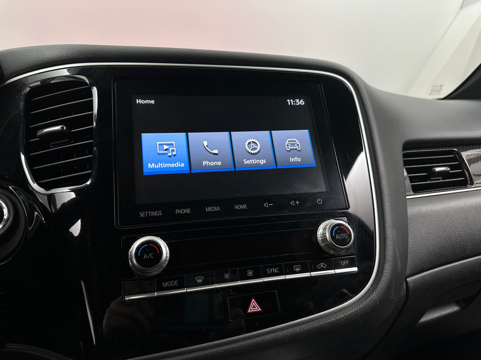 Thumbnail: 2020 Mitsubishi Outlander - 4