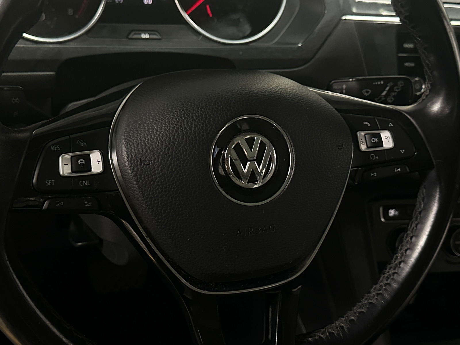 Thumbnail: 2018 Volkswagen Tiguan - 4