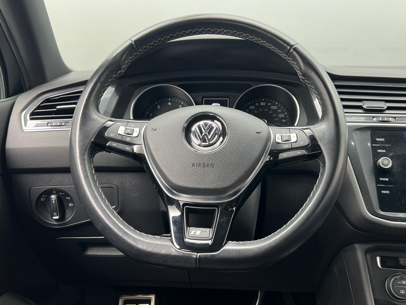 Thumbnail: 2020 Volkswagen Tiguan - 4