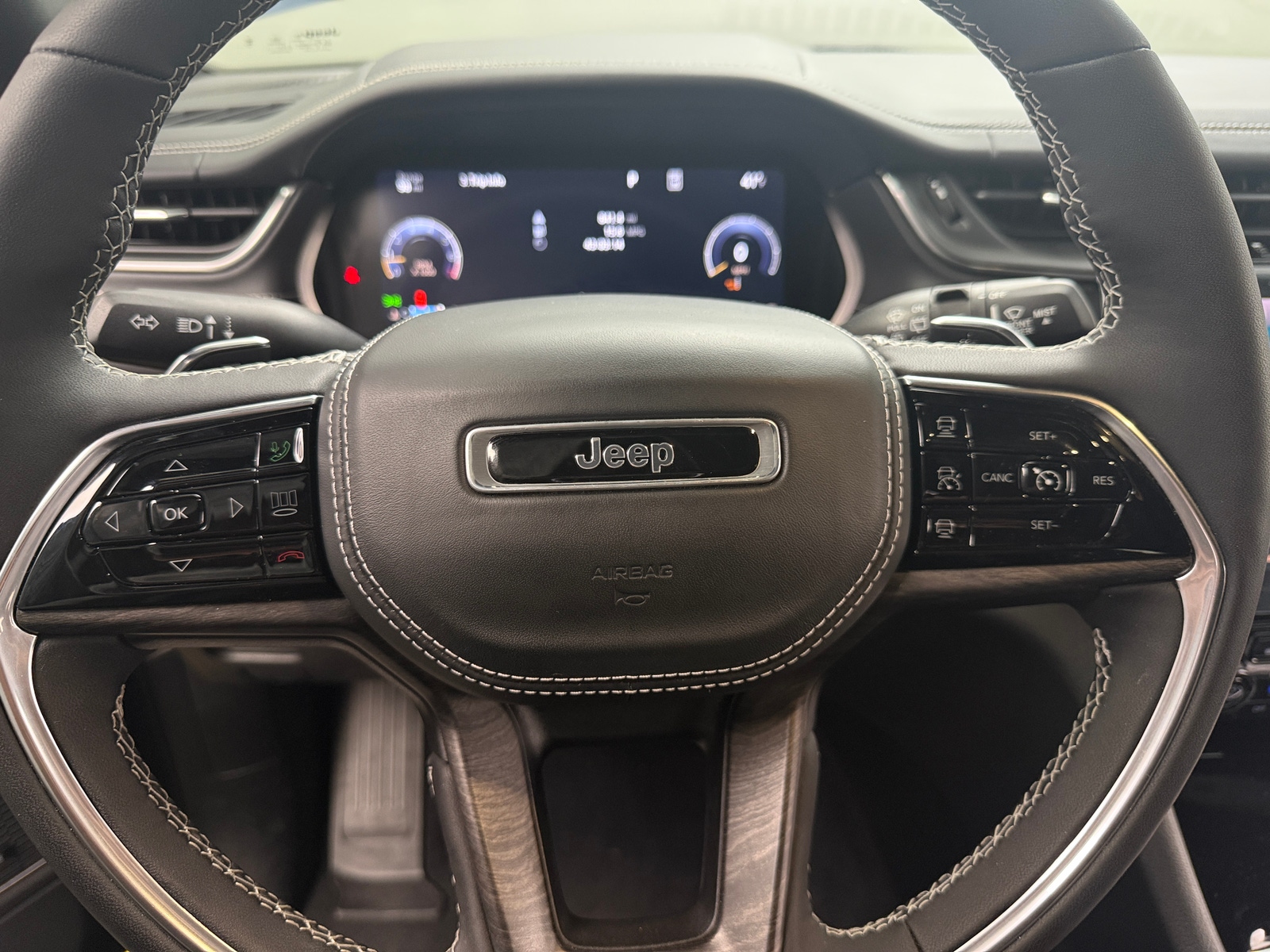 Thumbnail: 2023 Jeep Grand Cherokee L - 4