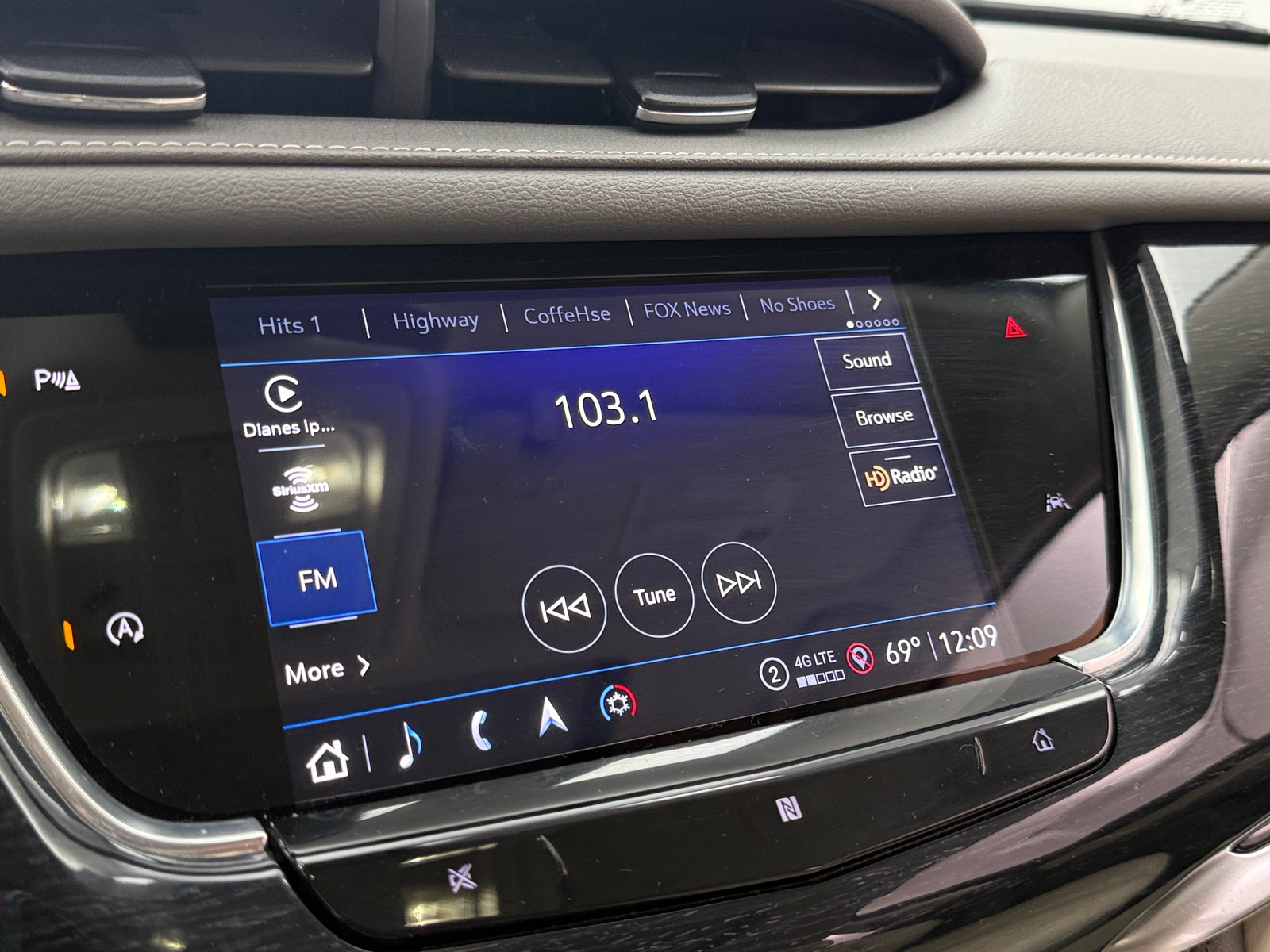 Thumbnail: 2021 Cadillac XT6 - 3